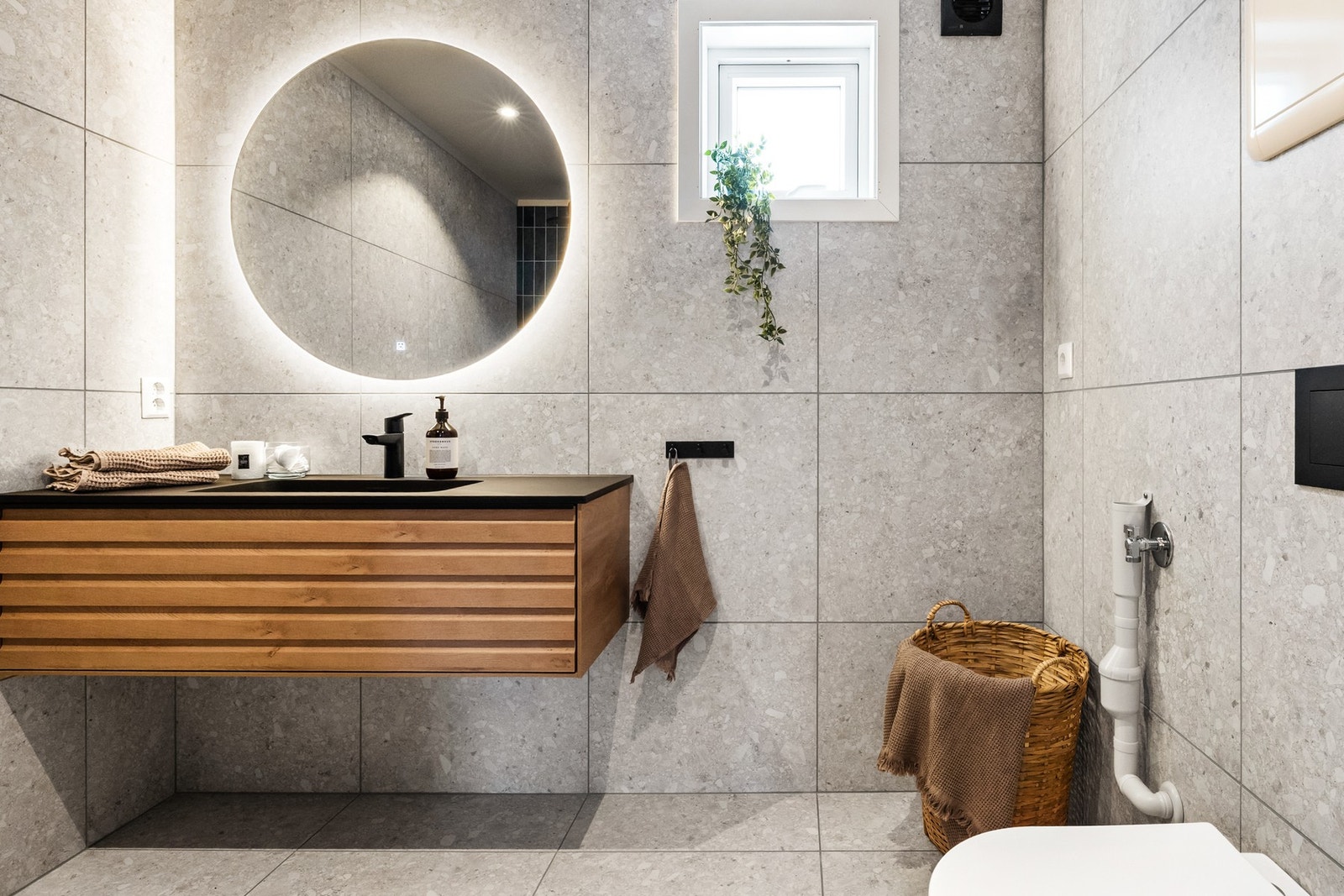 Flott bad med delikate fargevalg og moderne detaljer Galleribilde