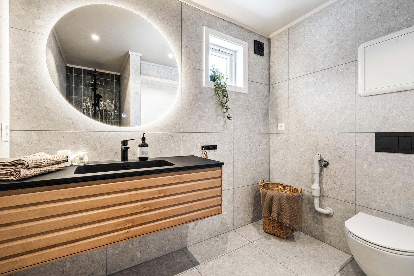 Innredningen er både tidløs og i inn i tiden. Rommet er kombinert bad- og vaskerom Galleribilde