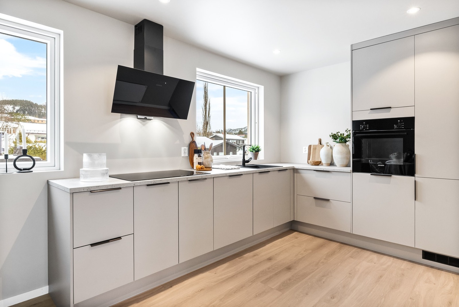 Innbydende HTH-kjøkken med tidsriktige løsninger Galleribilde