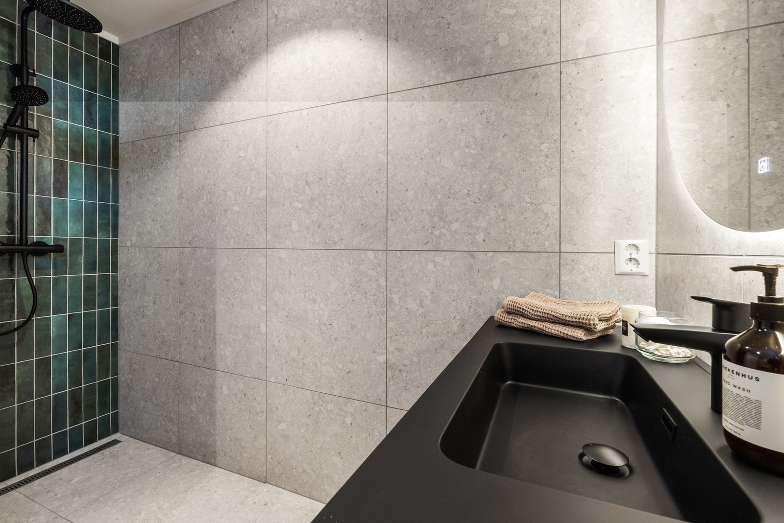 Badet kombinerer luksuriøse detaljer med et stilrent uttrykk Galleribilde