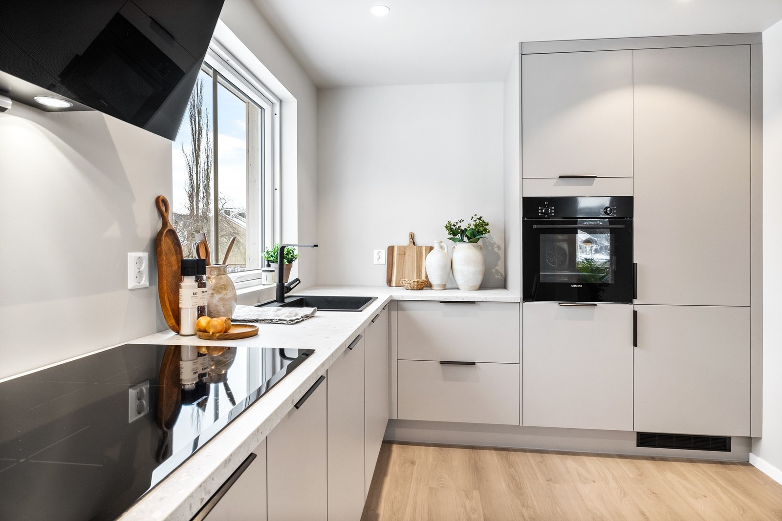 Leiligheten er nylig totalrenovert og holder en gjennomført og tidsriktig standard Galleribilde