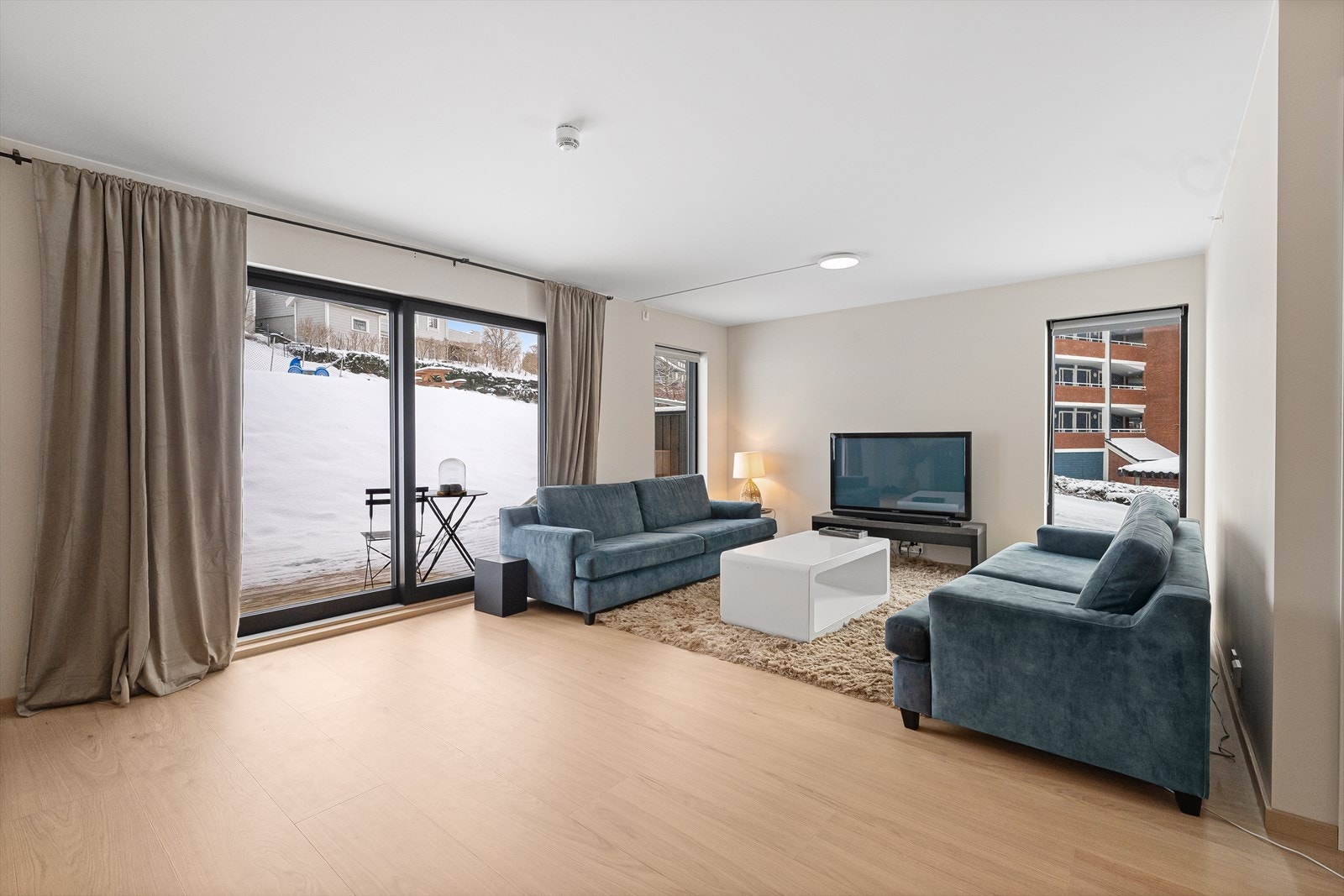 Store vindusflater og moderne fargevalg Galleribilde