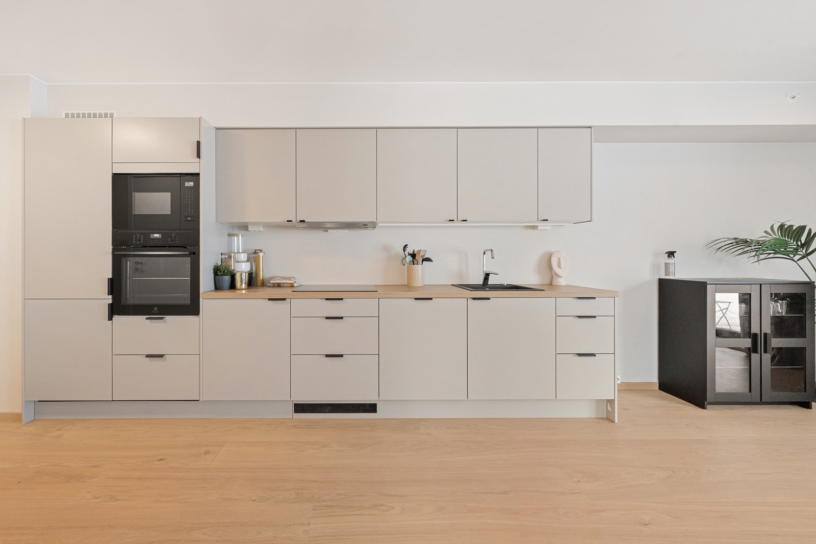 Moderne kjøkken fra Epoq med integrerte hvitevarer Galleribilde