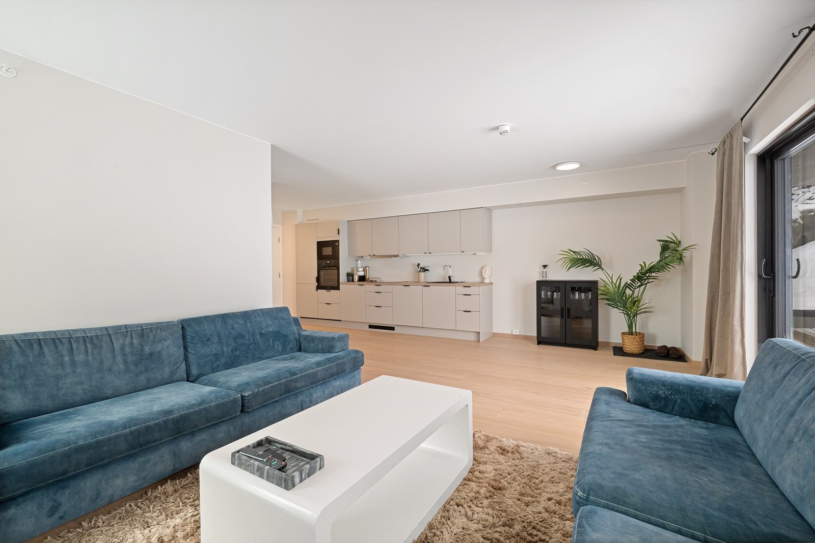 Stue og kjøkken i åpen løsning Galleribilde