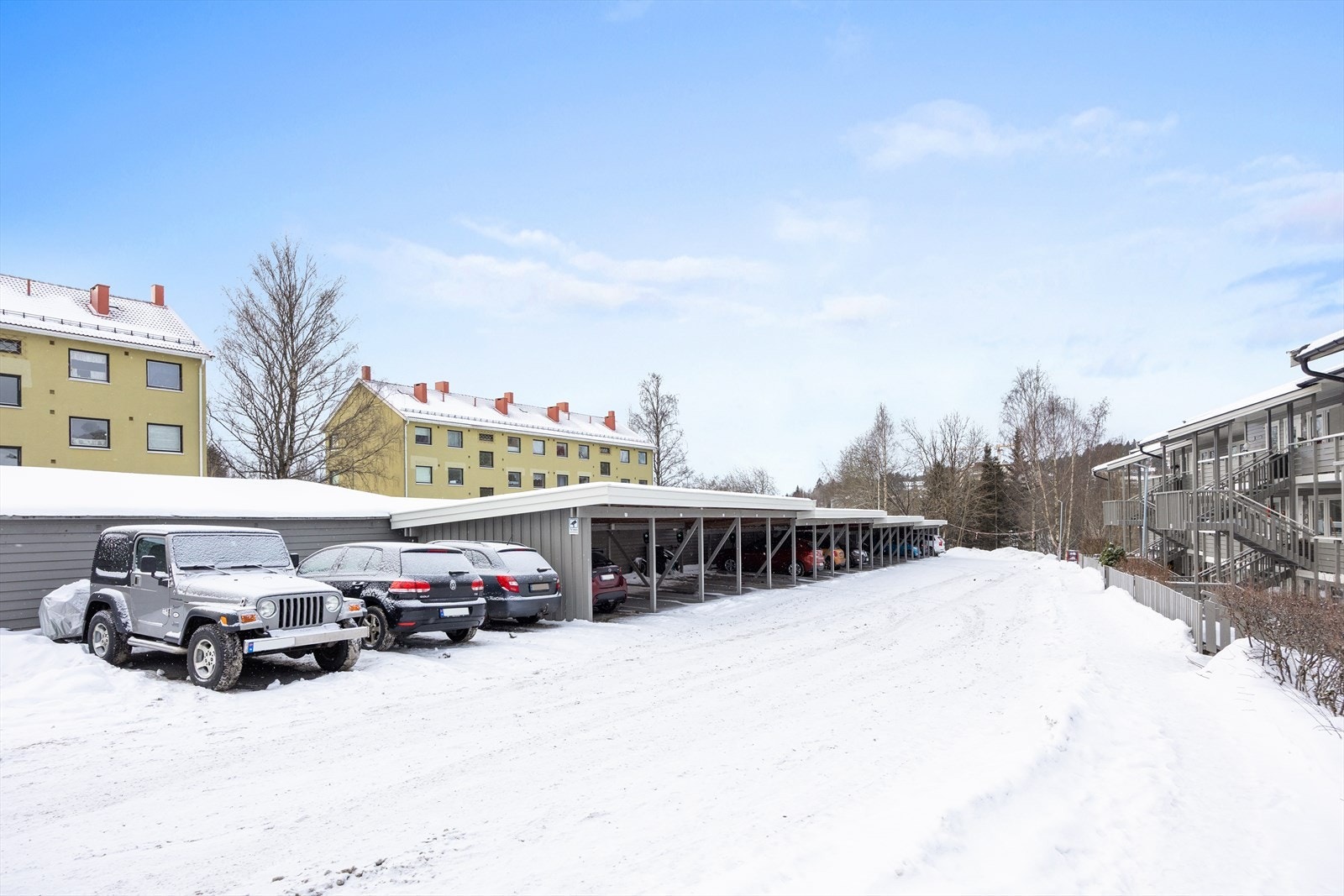 Til leiligheten hører en fast parkeringsplass på felles biloppstillingsplass med elbillader. Galleribilde