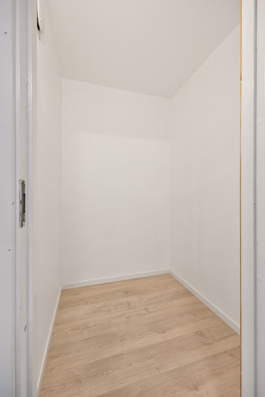 I tillegg til en ekstern bod, har leiligheten en praktisk innvendig bod. Galleribilde