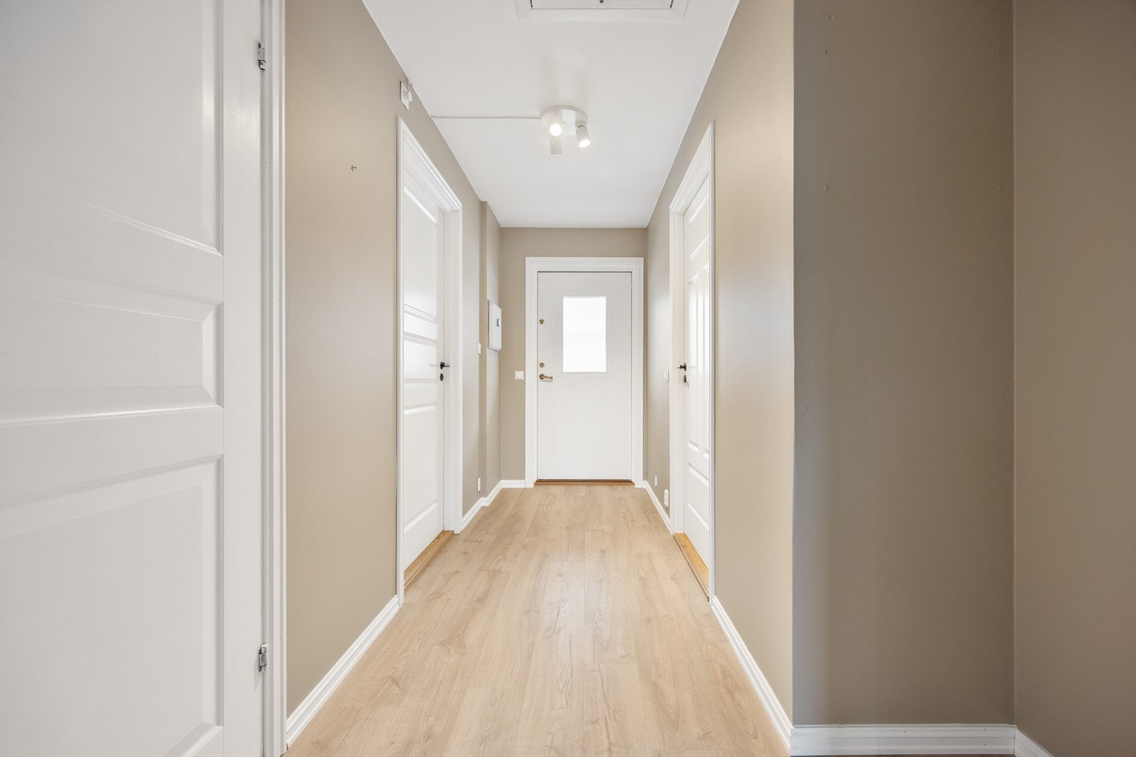 Fra entréen er det adkomst til alle rom, noe som gir en effektiv og god planløsning. Galleribilde