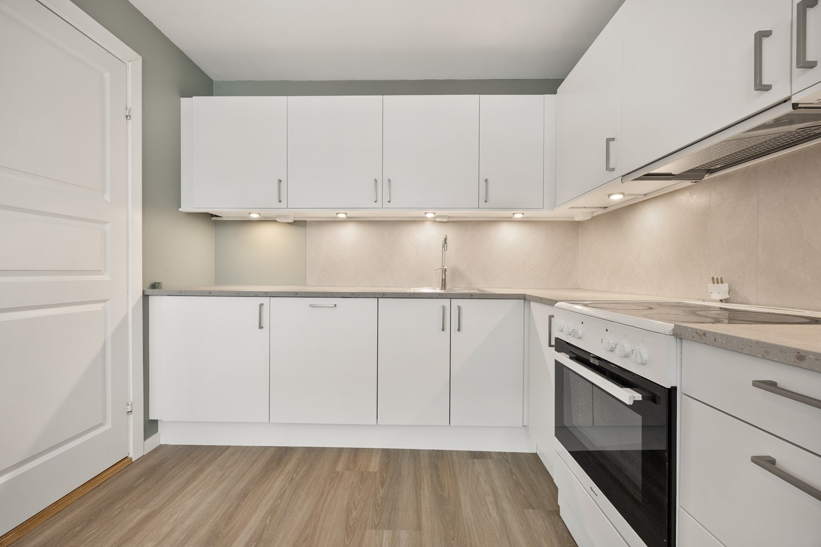 Benkeplaten i laminat er slitesterk og enkel å vedlikeholde. Galleribilde