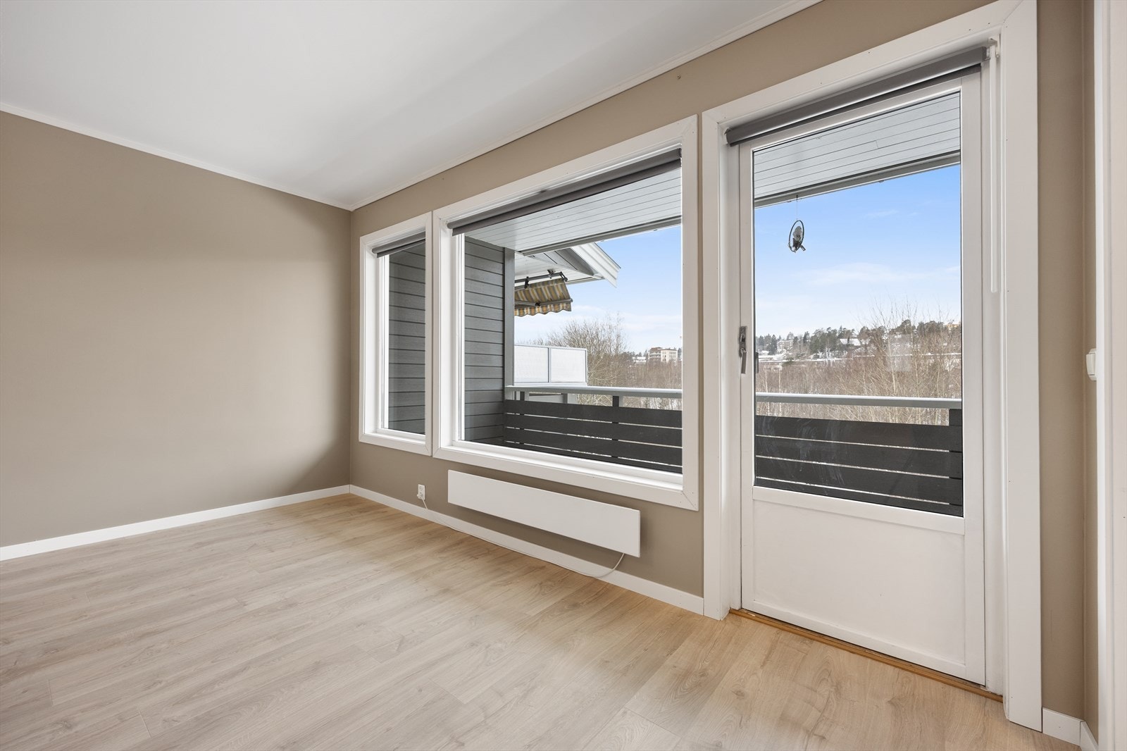 Balkongdøren fra byggeåret har isolerglass, i likhet med de øvrige vinduene. Galleribilde