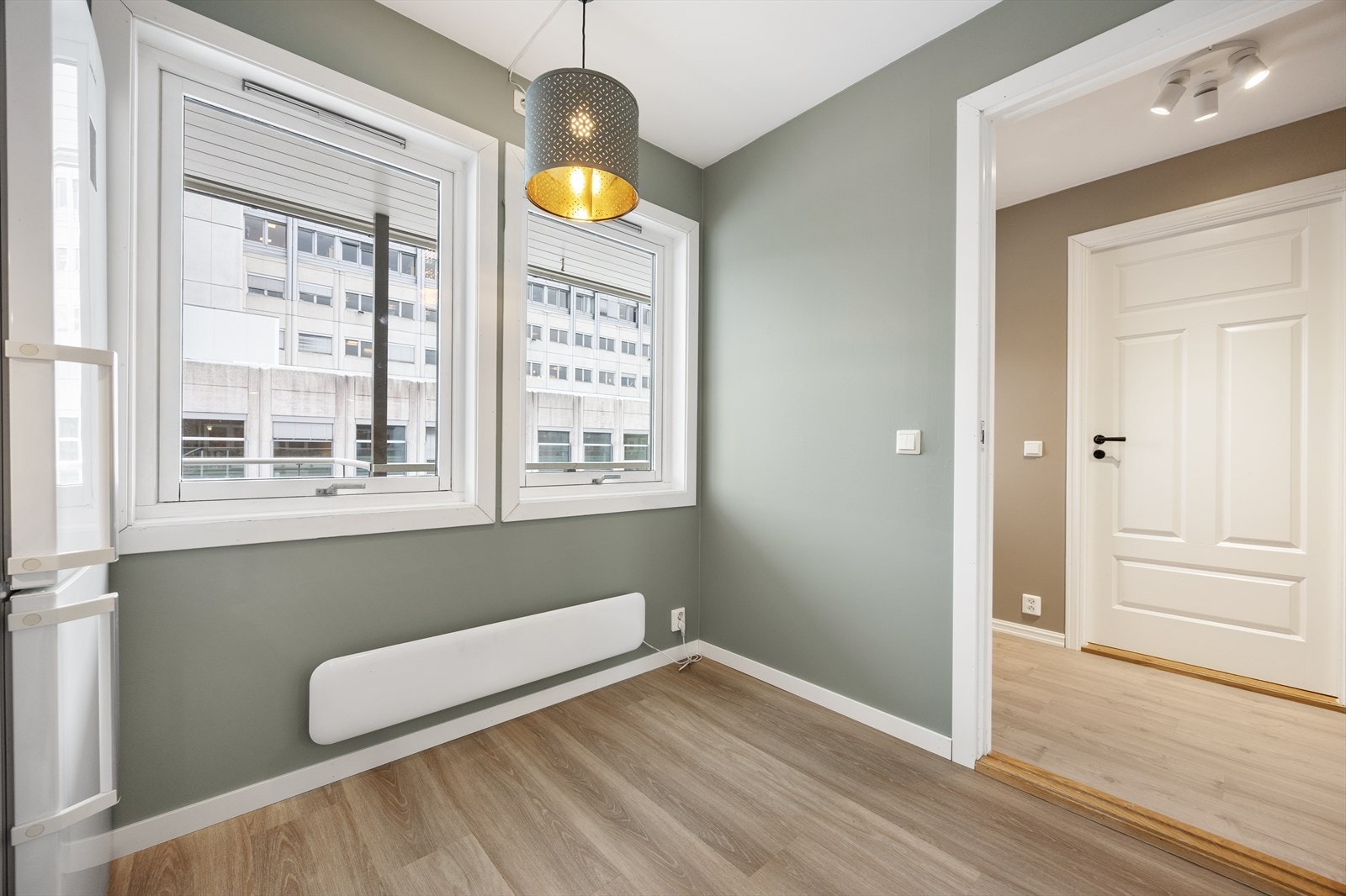 Det er avsatt plass til en liten spiseplass ved vinduet på kjøkkenet. Galleribilde