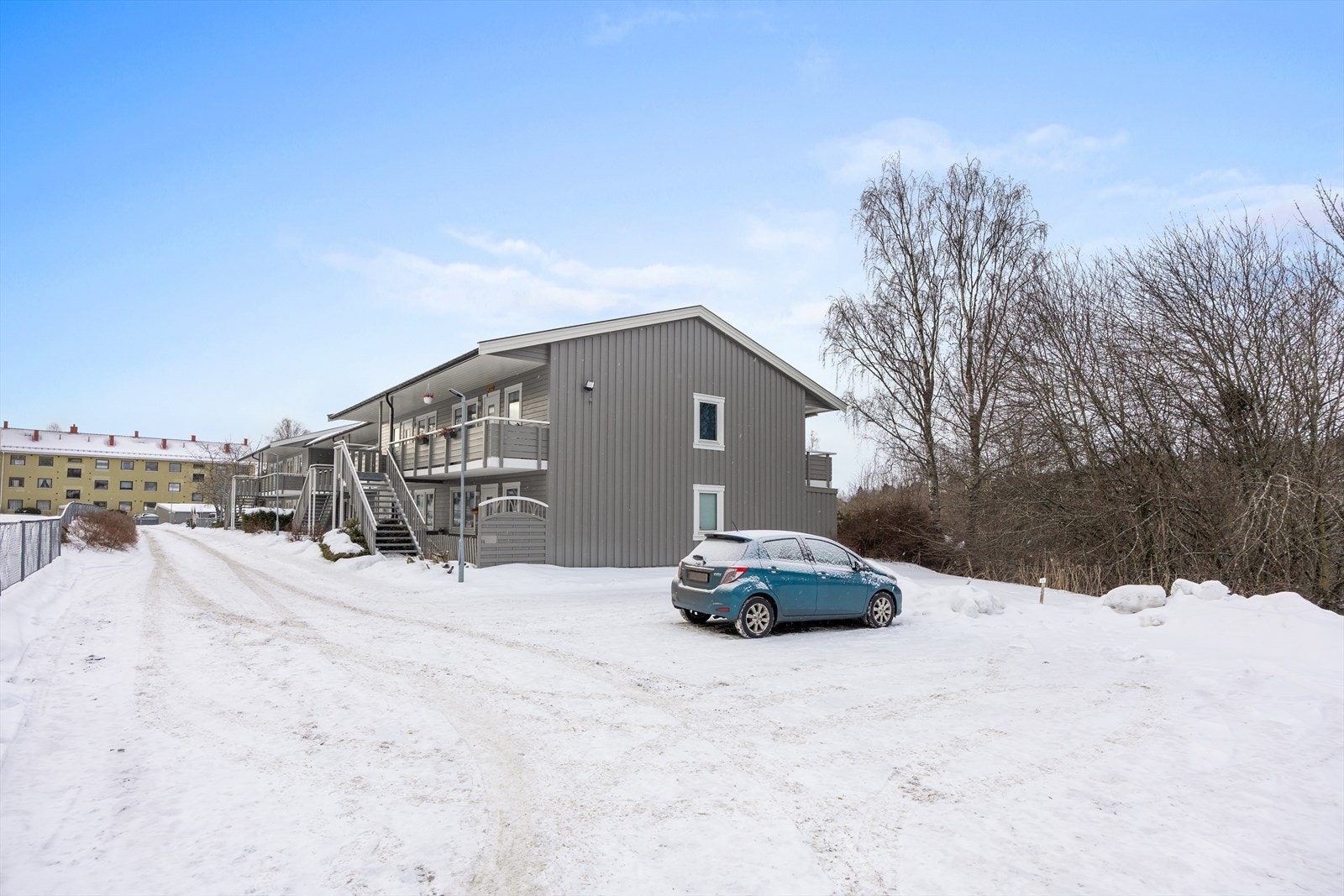 Ytterveggene er kledd med malt panel, og etasjeskillerne er i betong. Galleribilde