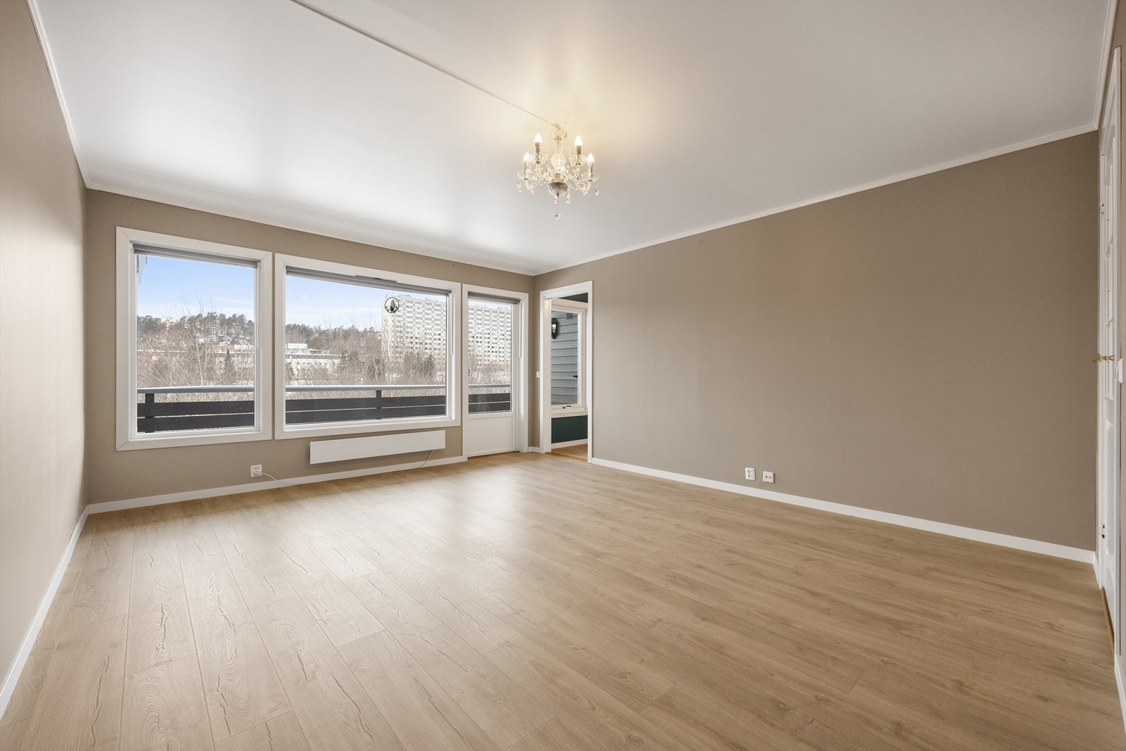 Store vindusflater gir godt med naturlig lys, og himlingshøyden er målt til ca. 2,41 meter. Galleribilde