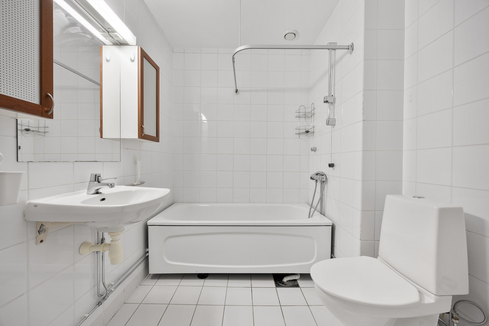 Her er det varmekabler i gulvet for ekstra komfort, samt opplegg for vaskemaskin. Galleribilde