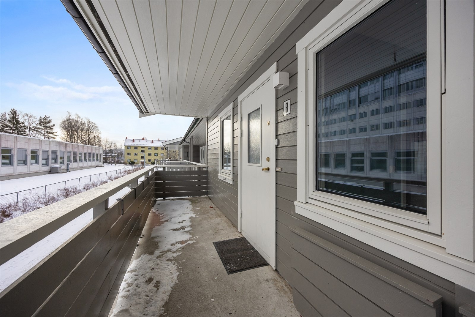 Den andre verandaen, med adkomst fra stuen, har god plass til en sittegruppe. Galleribilde