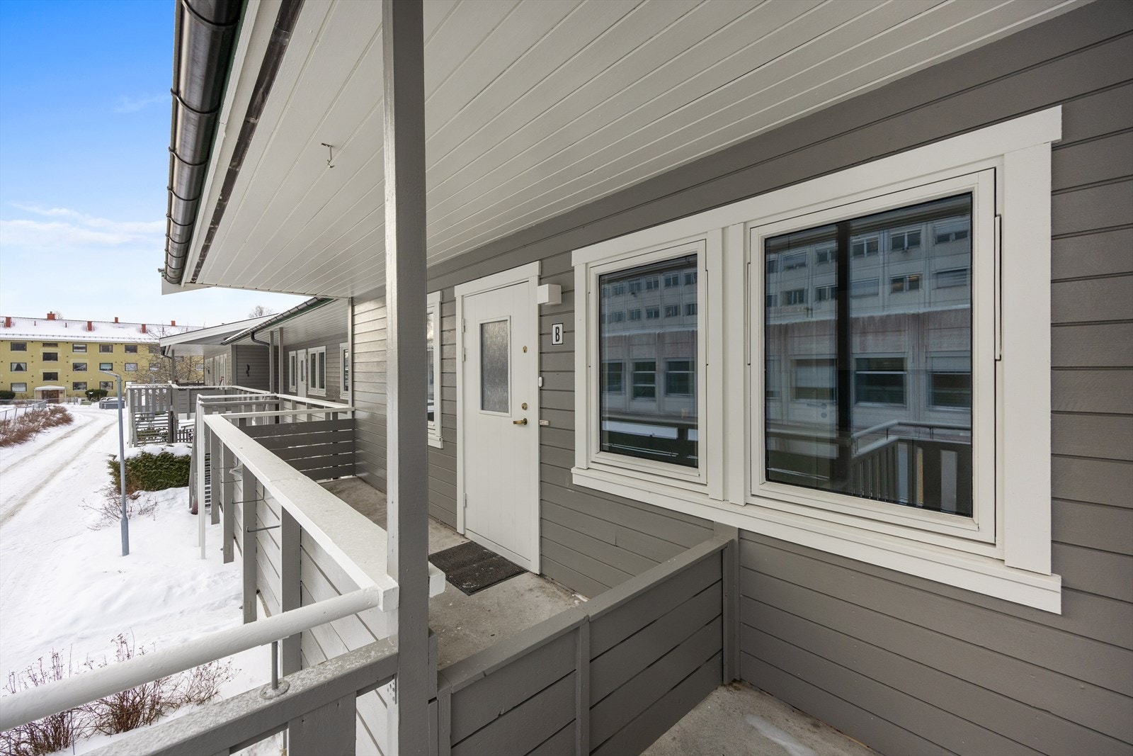 Leiligheten har en fin plassering i 2. etasje med enkel adkomst via utvendig trapp. Galleribilde