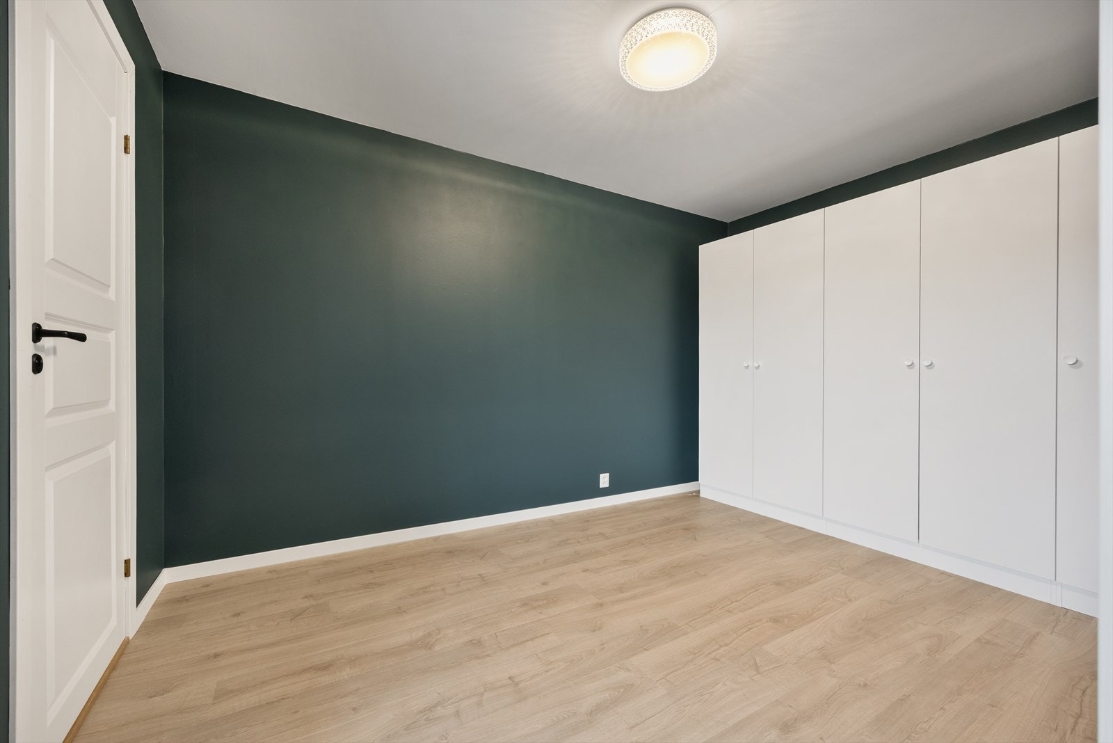 De innebygde garderobeskapene gir rikelig med oppbevaringsplass. Galleribilde