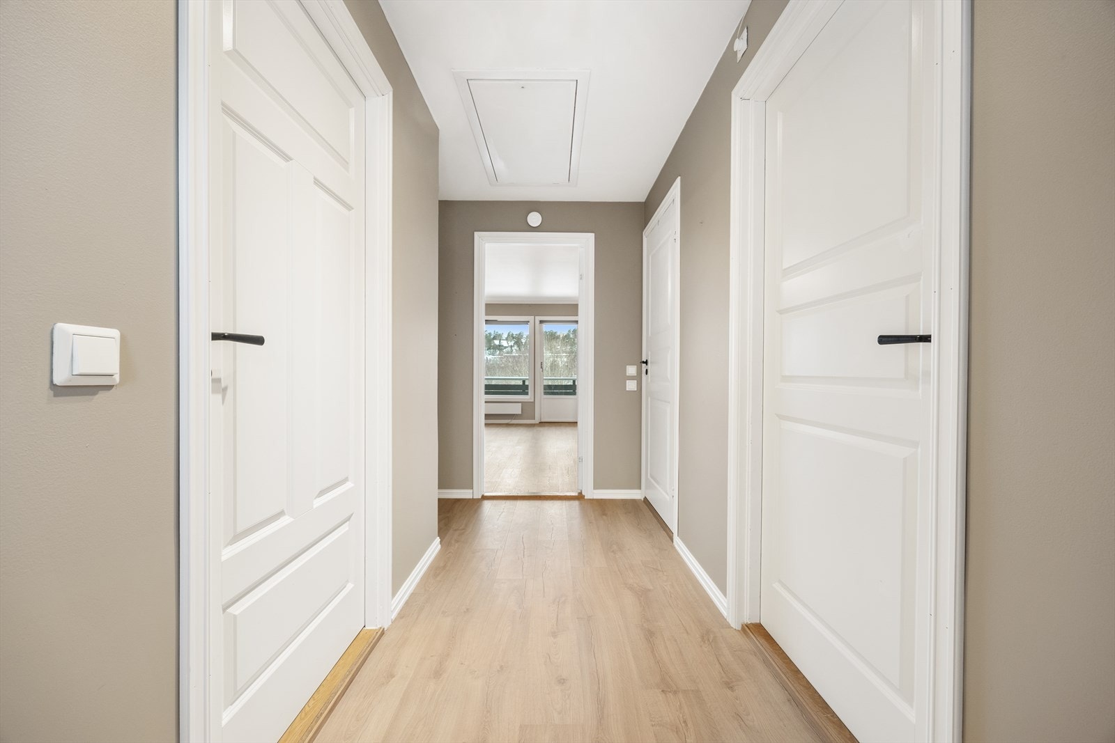 Gangen binder stue, kjøkken, bad og soverom sammen på en praktisk måte. Galleribilde