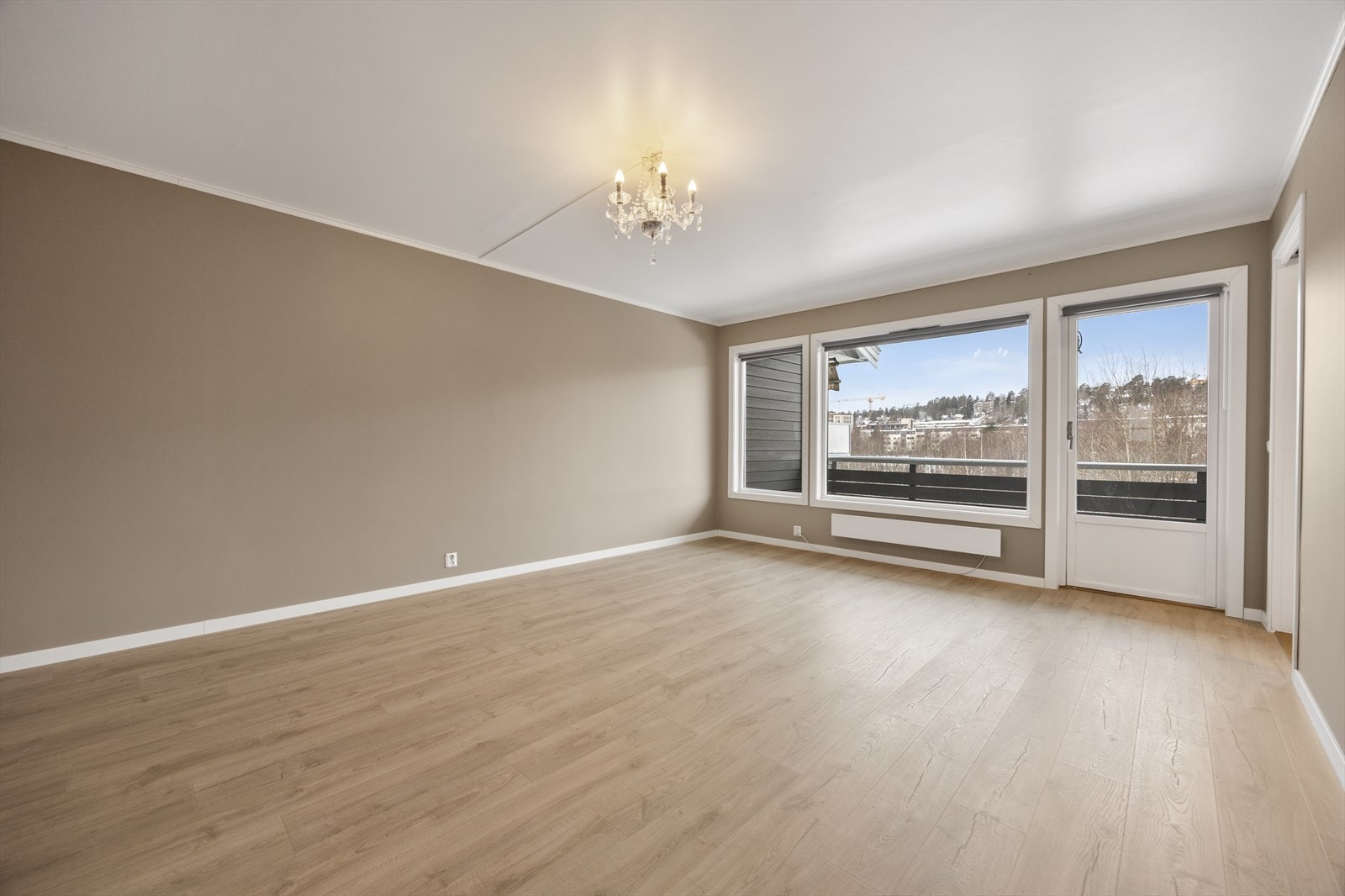 Stuen er et romslig og sentralt rom med utgang til en av leilighetens to verandaer. Galleribilde