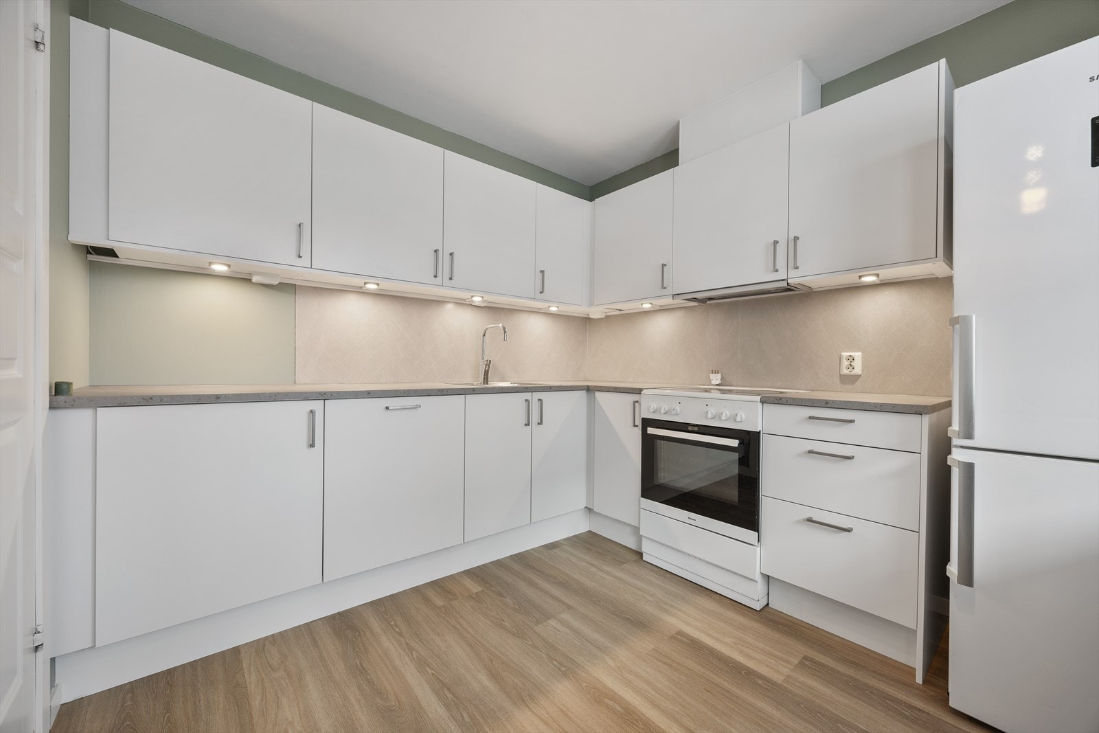 Kjøkkenet har en moderne innredning fra Norema med glatte fronter og god skapplass. Galleribilde