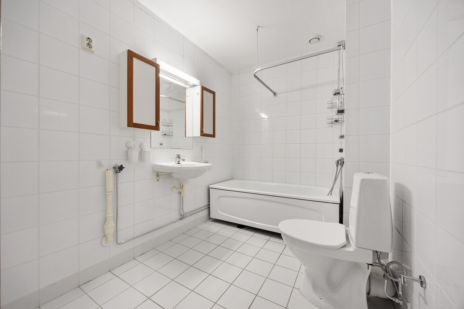 Badet er helfliset og utstyrt med badekar, servant og toalett. Galleribilde