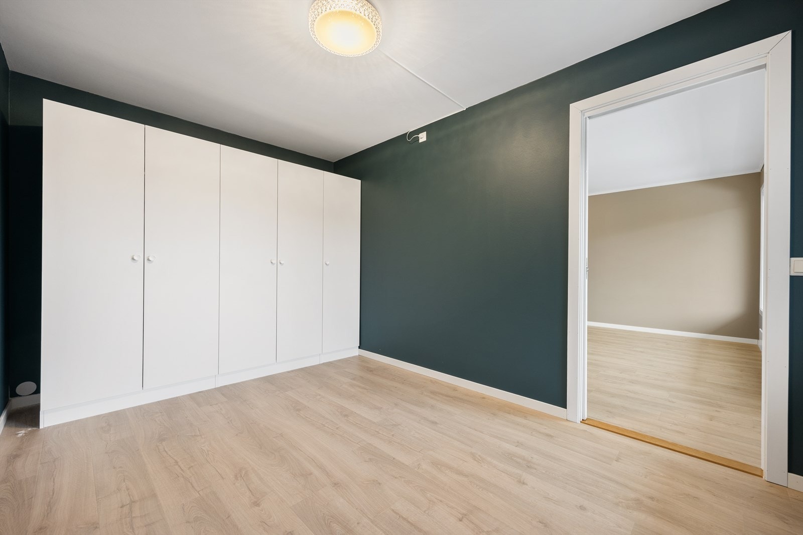 Soverommet har en rolig plassering i leiligheten. Galleribilde