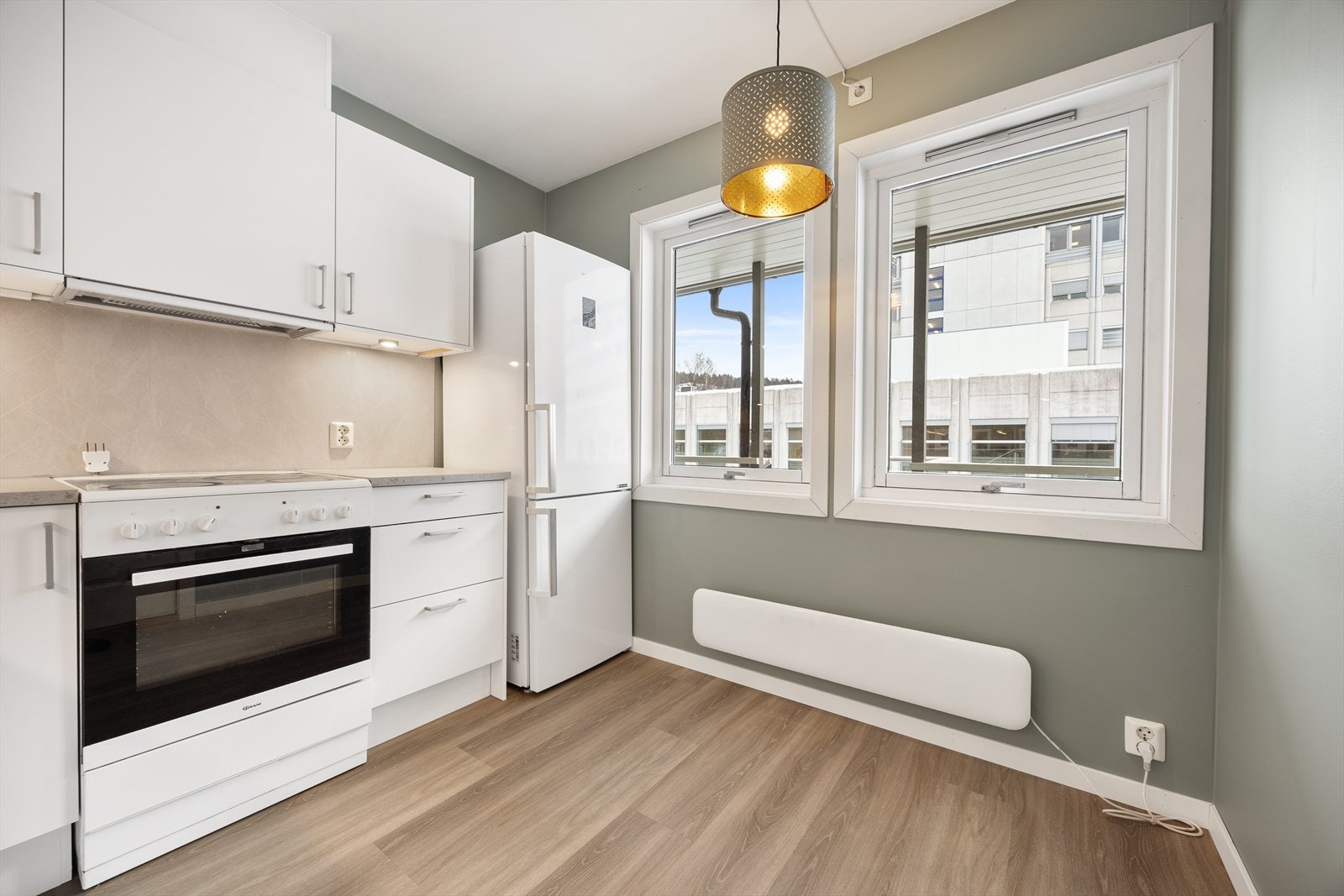 Kjøkkenet har en praktisk hjørneløsning med integrert oppvaskmaskin. Galleribilde