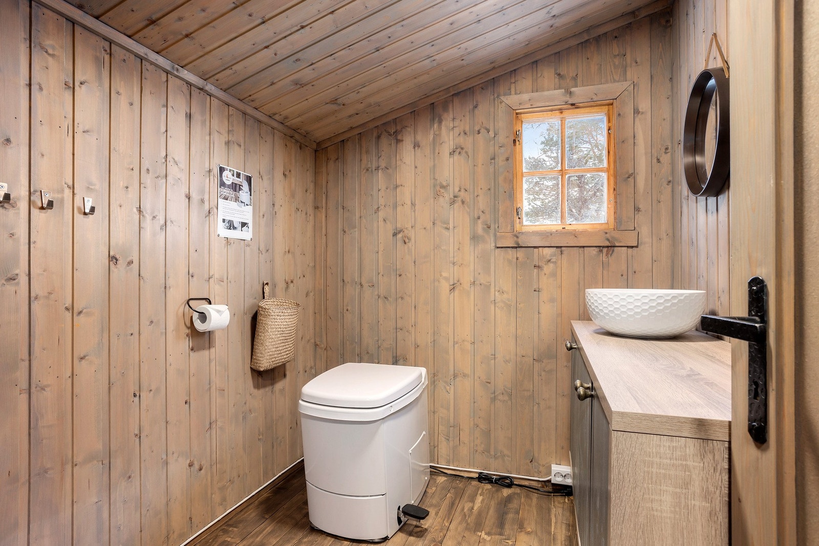 Hytta er utstyrt med innvendig forbrenningsdo og stellevask. Galleribilde