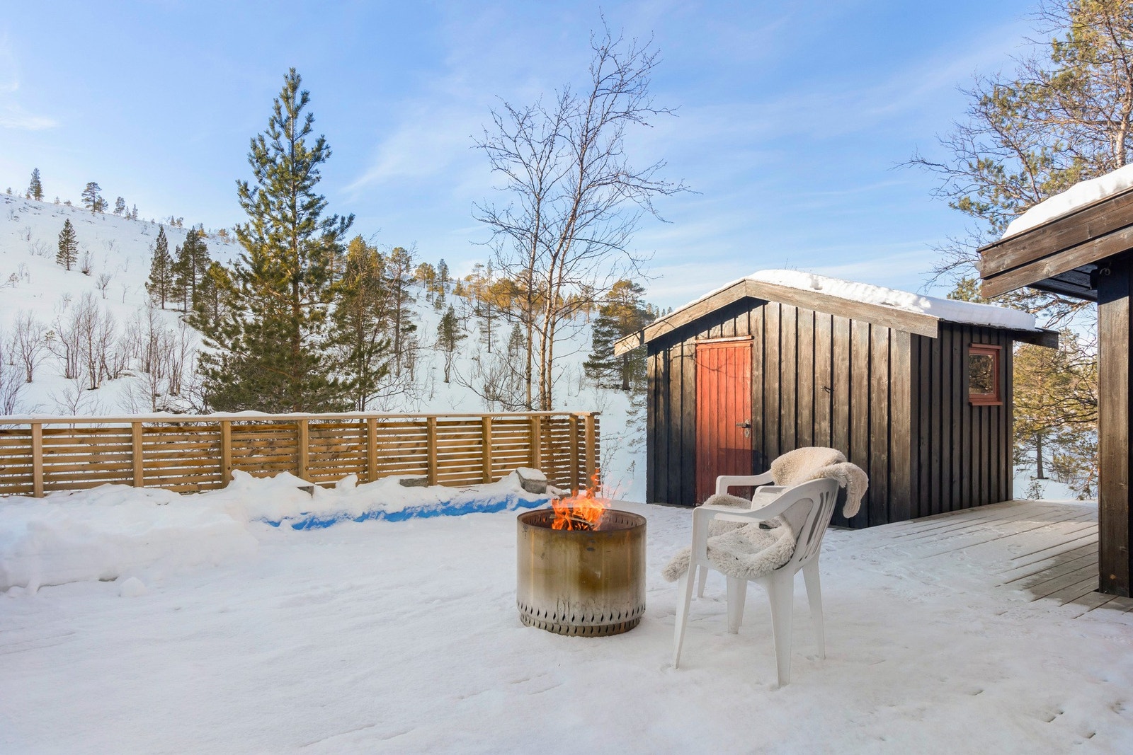 Ute finner du også et praktisk uthus med utedo og plass til utstyr. Galleribilde