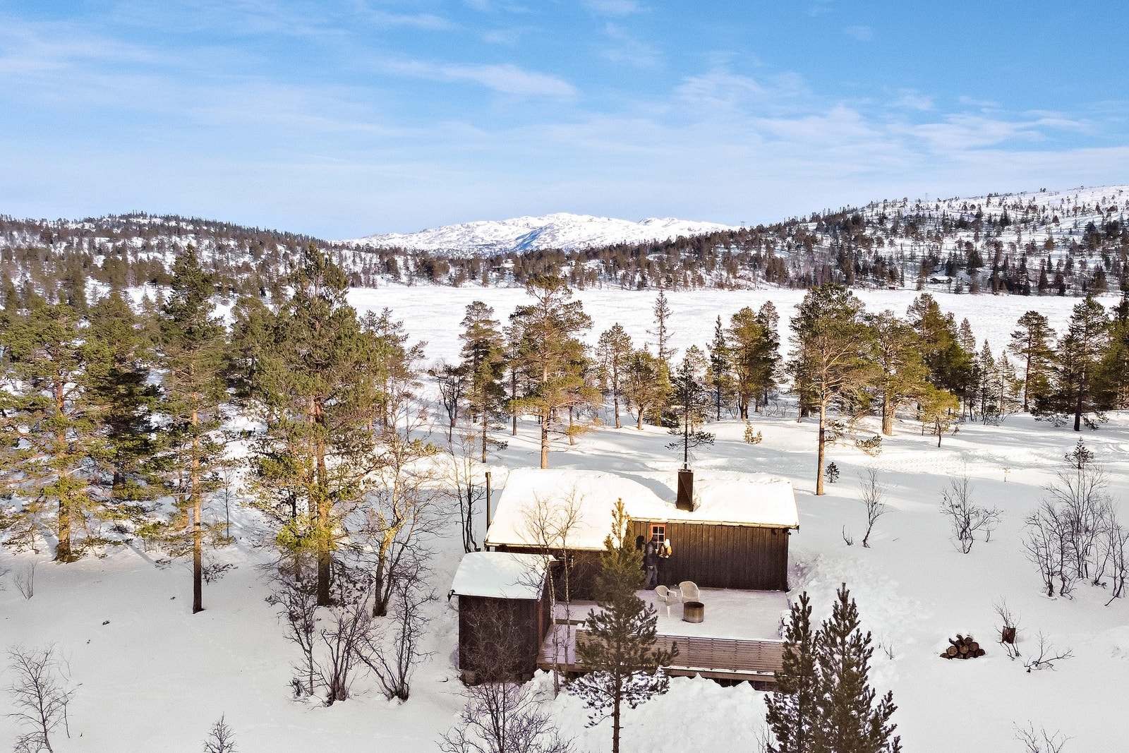Bare et "steinkast" fra eiendommen har du Furusjøen med sitt gode fiskevann som du har fiskerett til og mulighet til å sette opp naust. Galleribilde