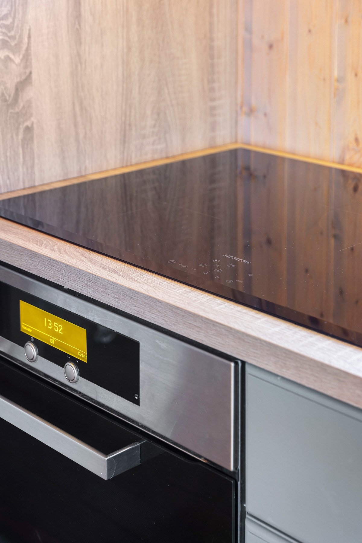 Stekeovn er fra kvalitetsprodusenten Miele og ekstra bred induksjonstopp fra Siemens. Galleribilde