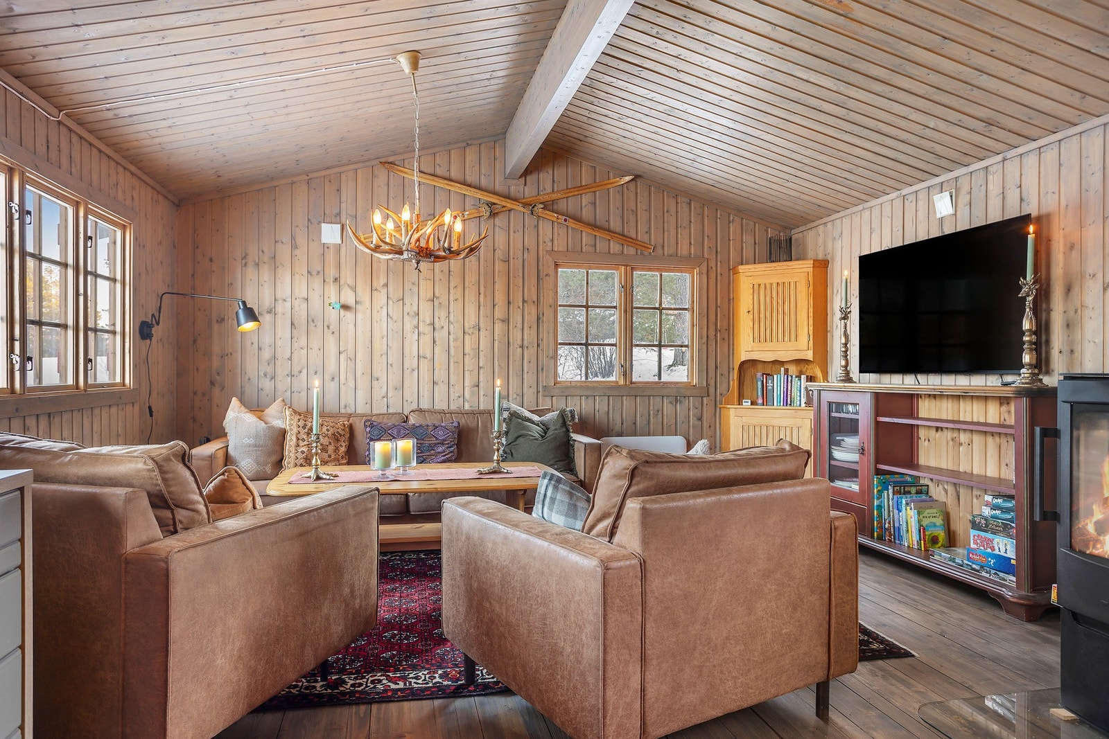 Hytta er pent overflatebehandlet i en moderne farge Galleribilde