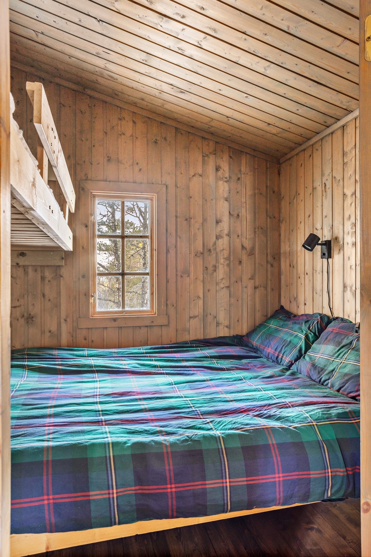 Soverom 2 er på 4,6 kvm. Her er både køyeseng og dobbeltseng plassbygd og følger med handelen. Galleribilde