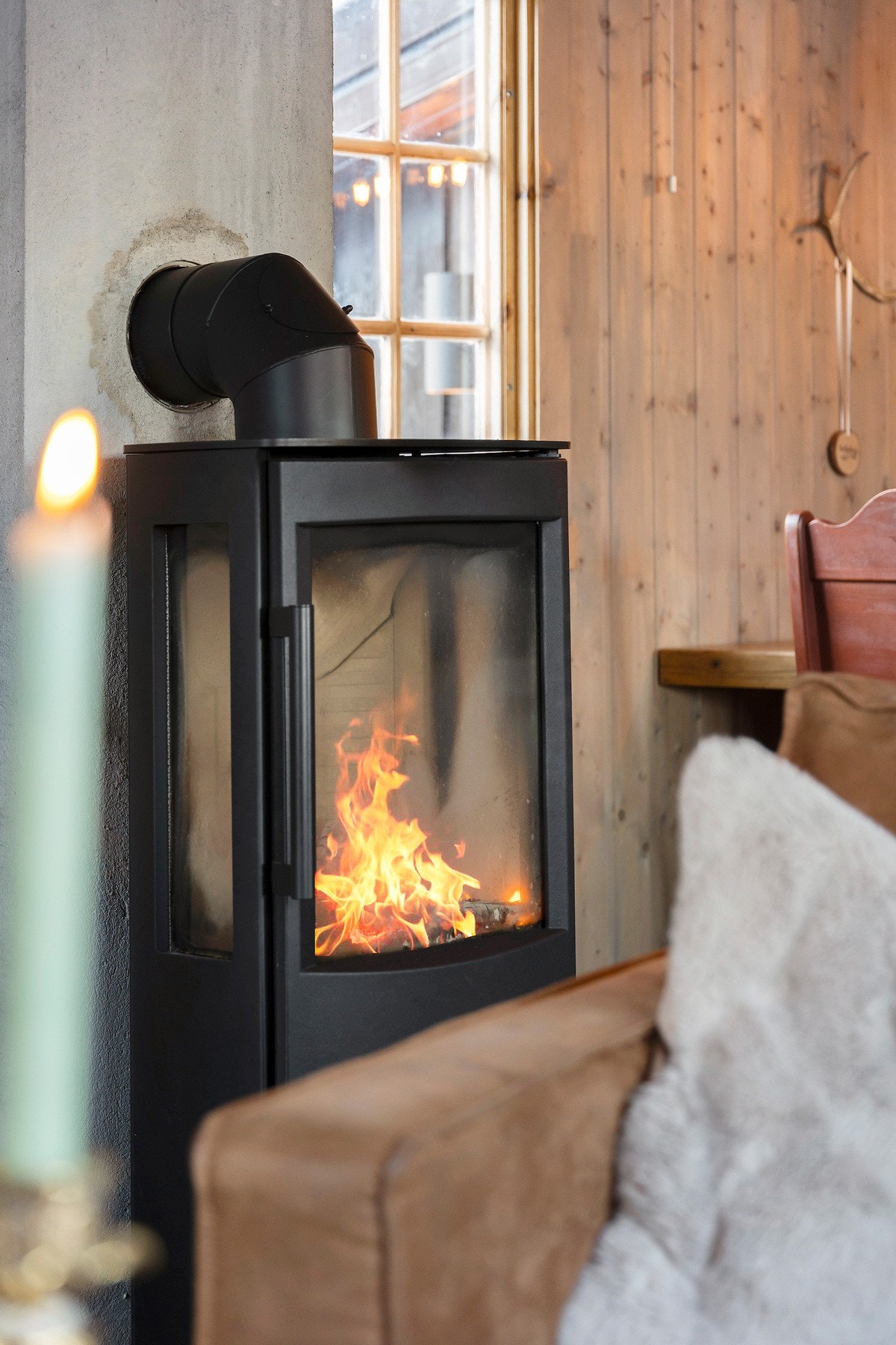 Med denne rent brennende vedovnen fra Wiking får hytta en god og behagelig varme. Denne er fra 2023. Galleribilde