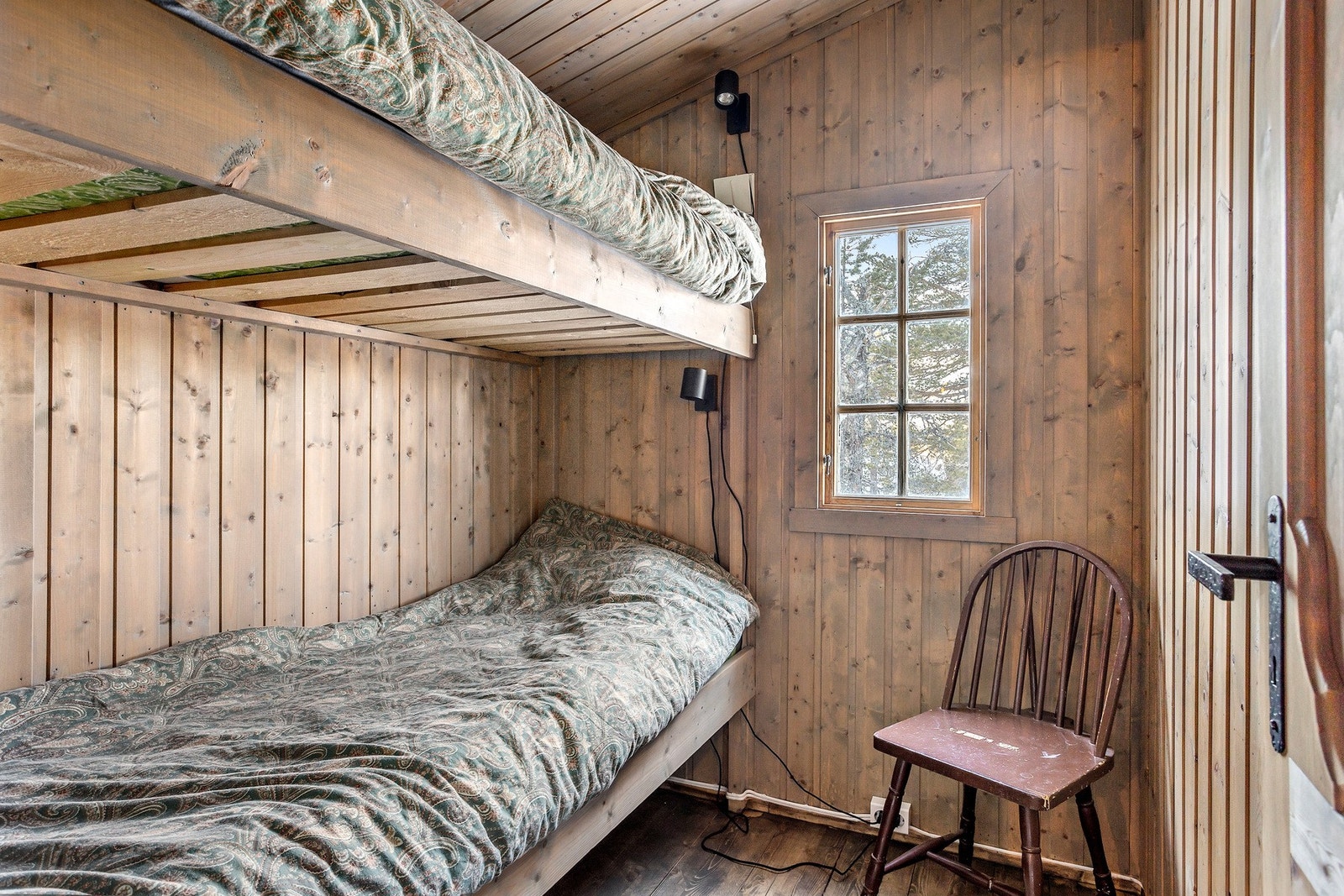 Soverom 1 er på 3,6 kvm med plassbygd køyeseng Galleribilde