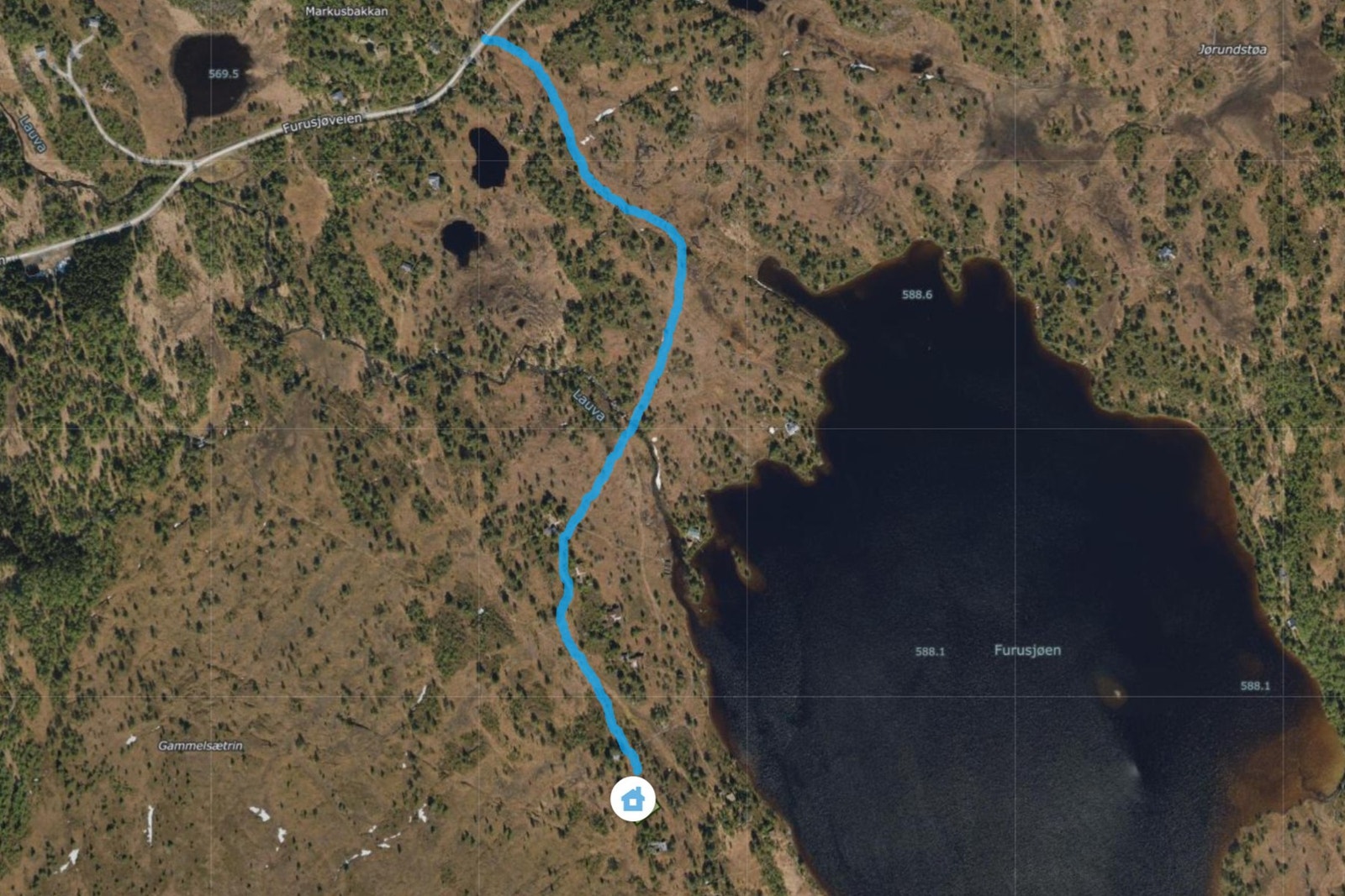 Foreløpig er parkering på siden av veien like ved hytta i Furusjøveien 358 også er det ca 10 min gange til hytta eller via skiløype. Galleribilde