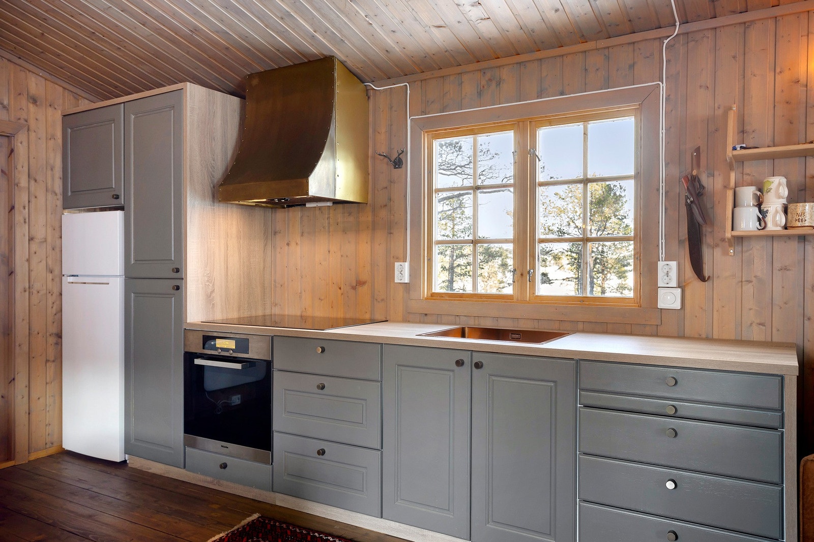 Nytt og moderne kjøkken fra 2022 med utslagsvask, integrert stekeovn og platetopp Galleribilde