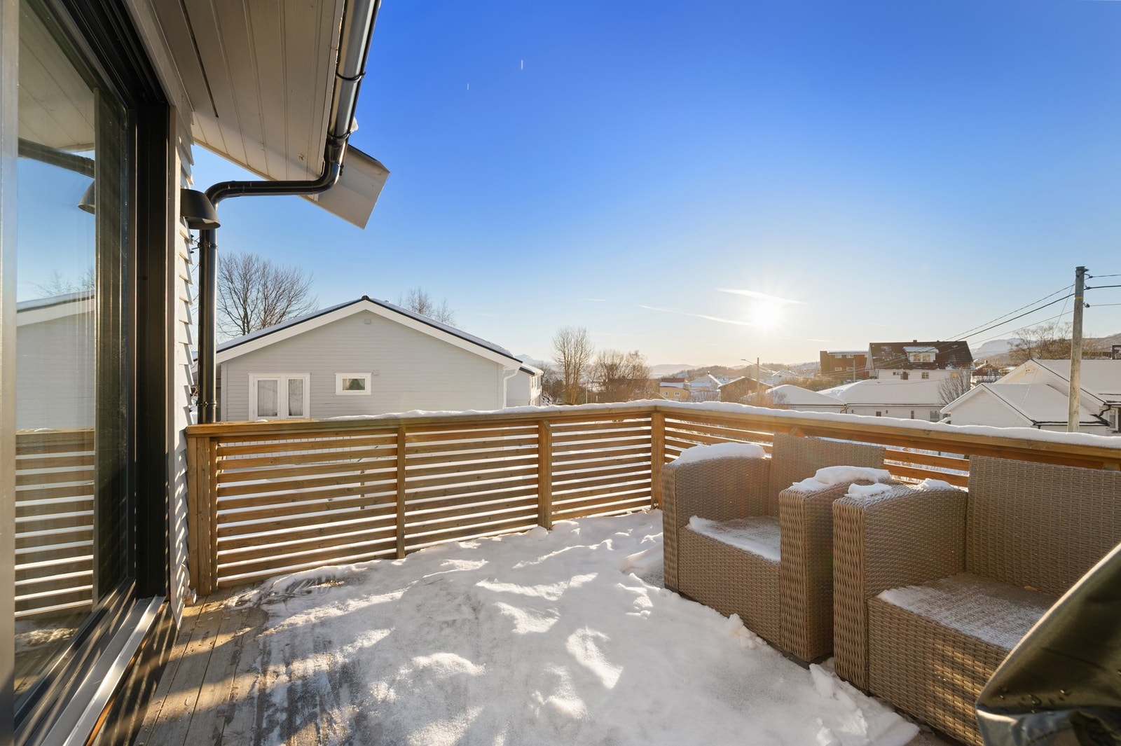 Boligen har balkong og flotte uteområder med gode solforhold Galleribilde