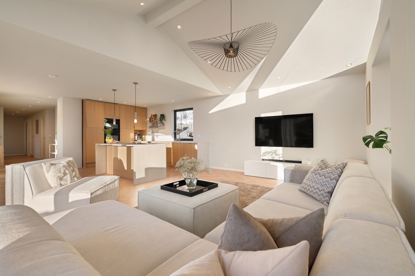 Et komfortabelt oppholdsrom med en rolig og tiltalende helhet - her er det lett å trives! Galleribilde