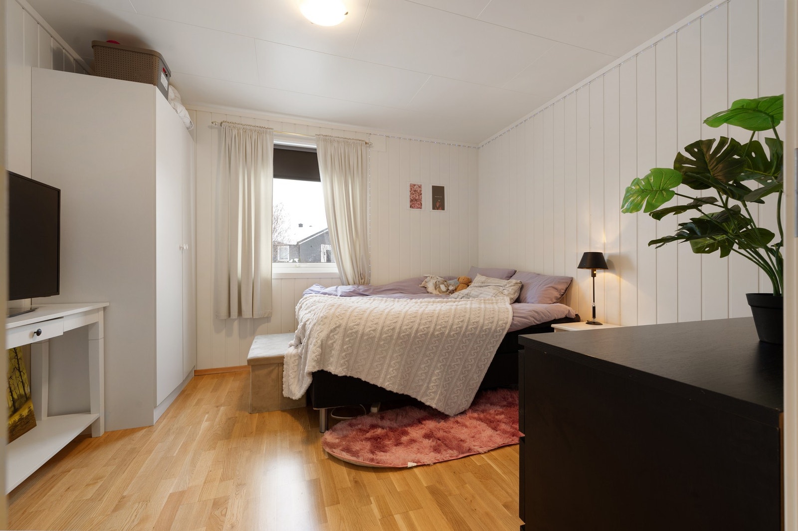 Soverom med plass til seng, skrivebord og garderobeløsning Galleribilde