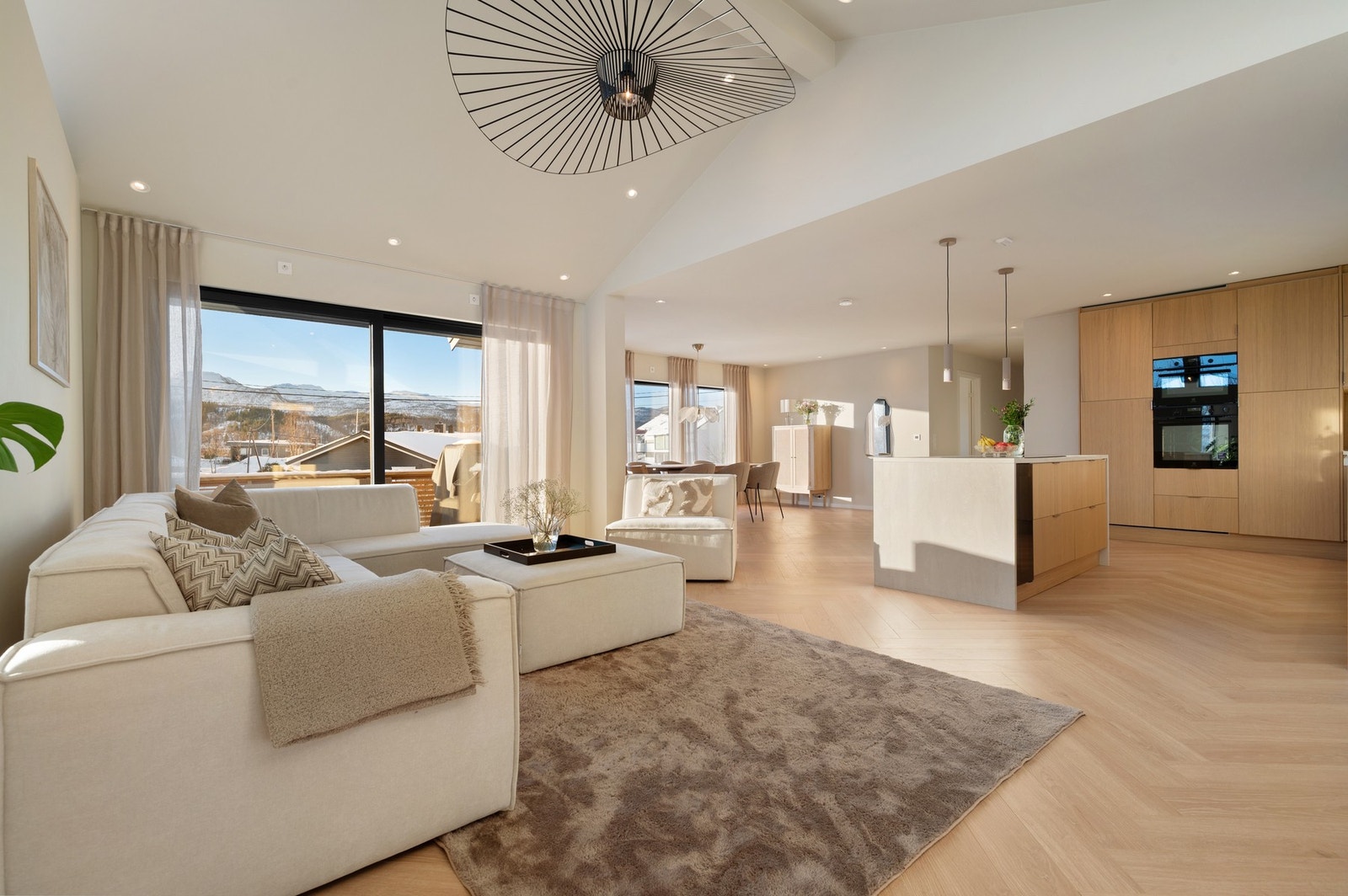 EIE Harstad v/megler Vetle Larsen har gleden av å presentere Stokkemyrveien 29A Foto: Cinematic Photography v/Martynas Milkevicius Galleribilde