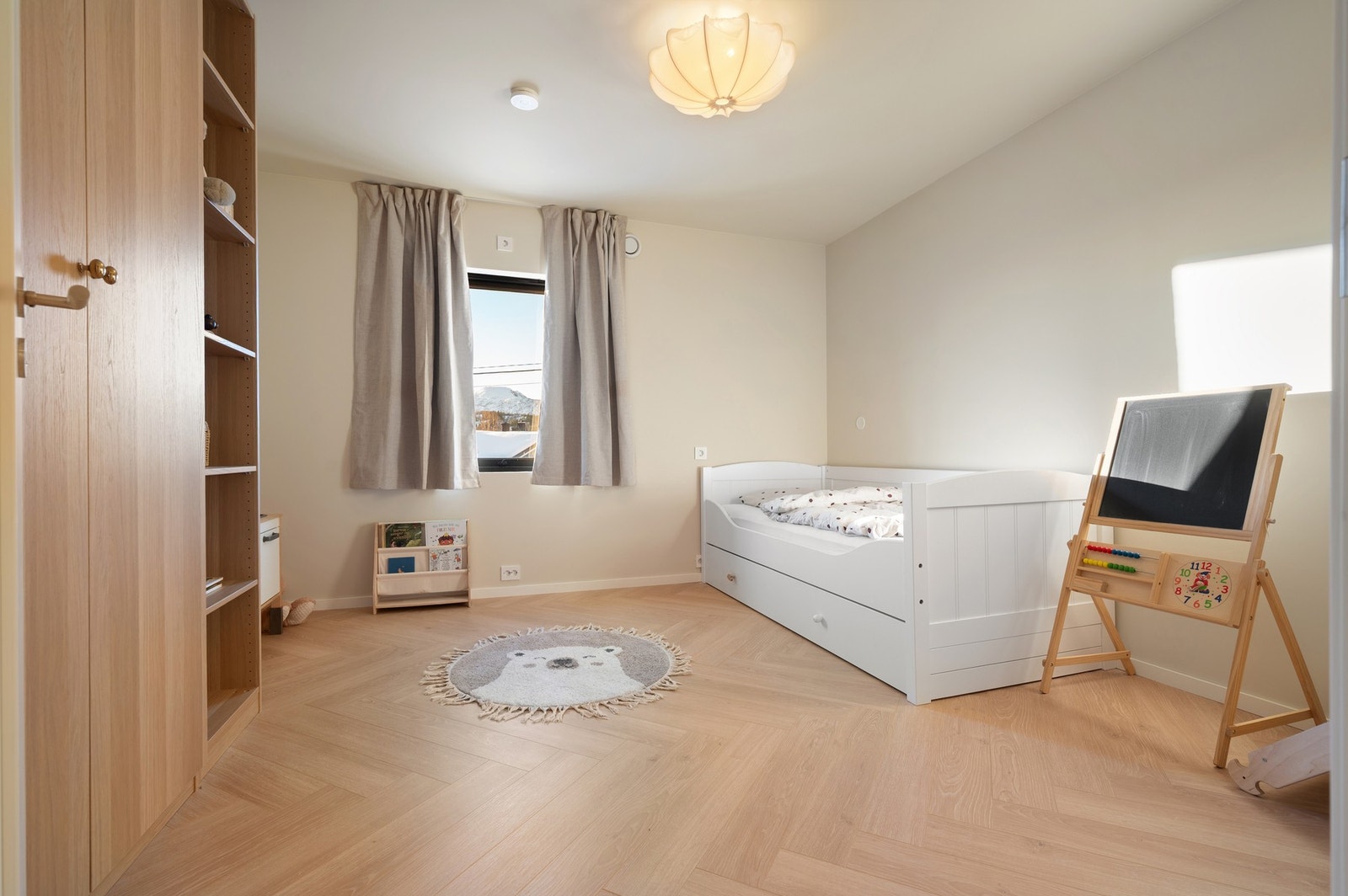 Soverom nr. 3 - Ideelt som barnerom med plass til seng, skrivebord og lek Galleribilde