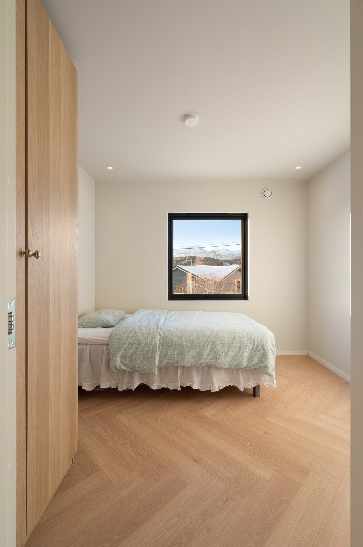 Et stilrent rom med godt naturlig lys og plass til både seng og garderobe Galleribilde