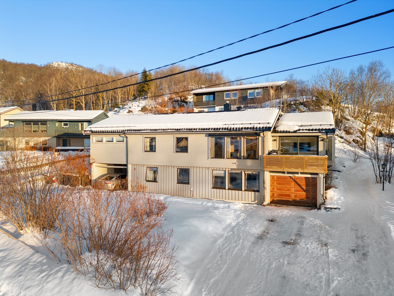 Garasje og gårdsplass med rom for parkering til flere biler Galleribilde