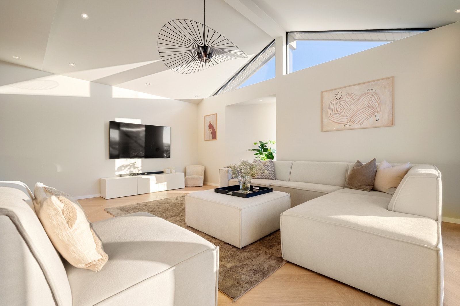 Skråtak med ekstra lysinnslipp tilfører rommet karakter og gir en luftig romfølelse Galleribilde