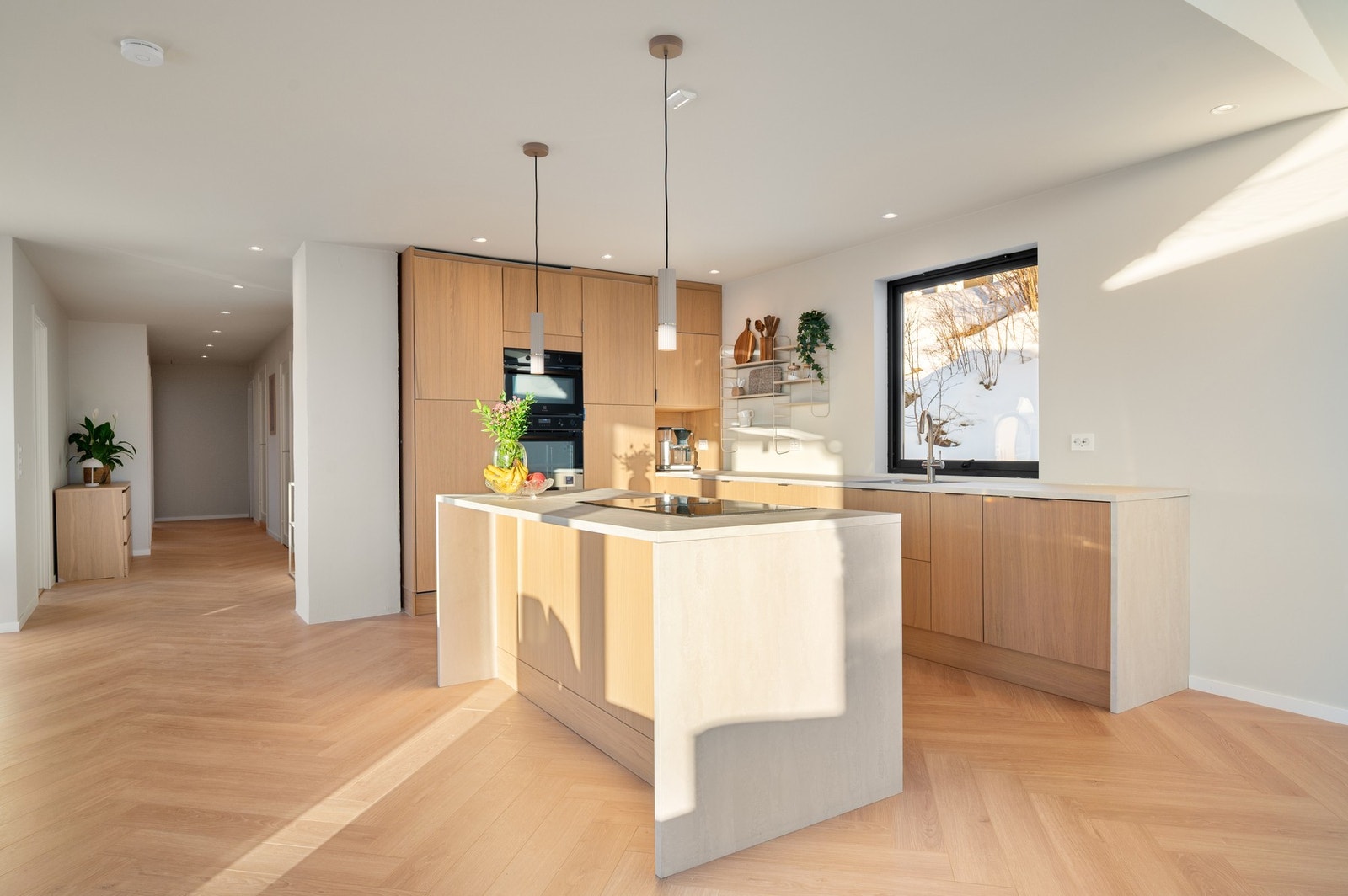 Påkostet kvalitetskjøkken fra Epoq med slette, trefargede fronter og og moderne uttrykk Galleribilde