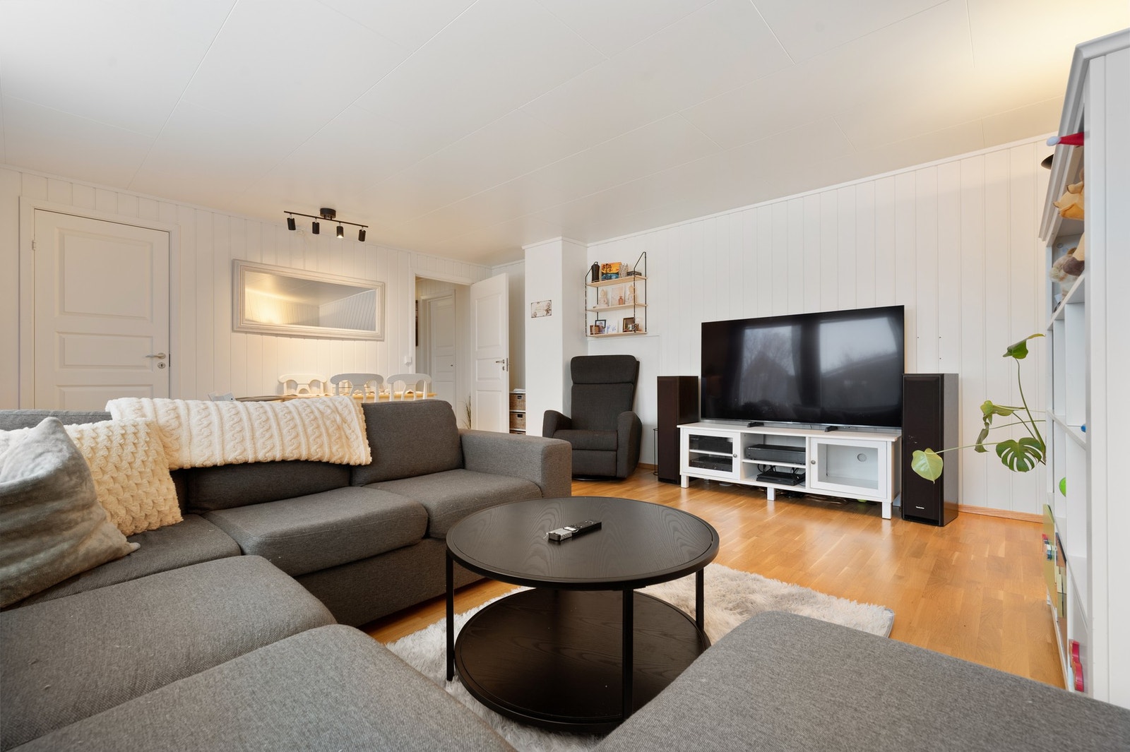 Leiligheten har en romslig stue med gode møbleringsmuligheter Galleribilde