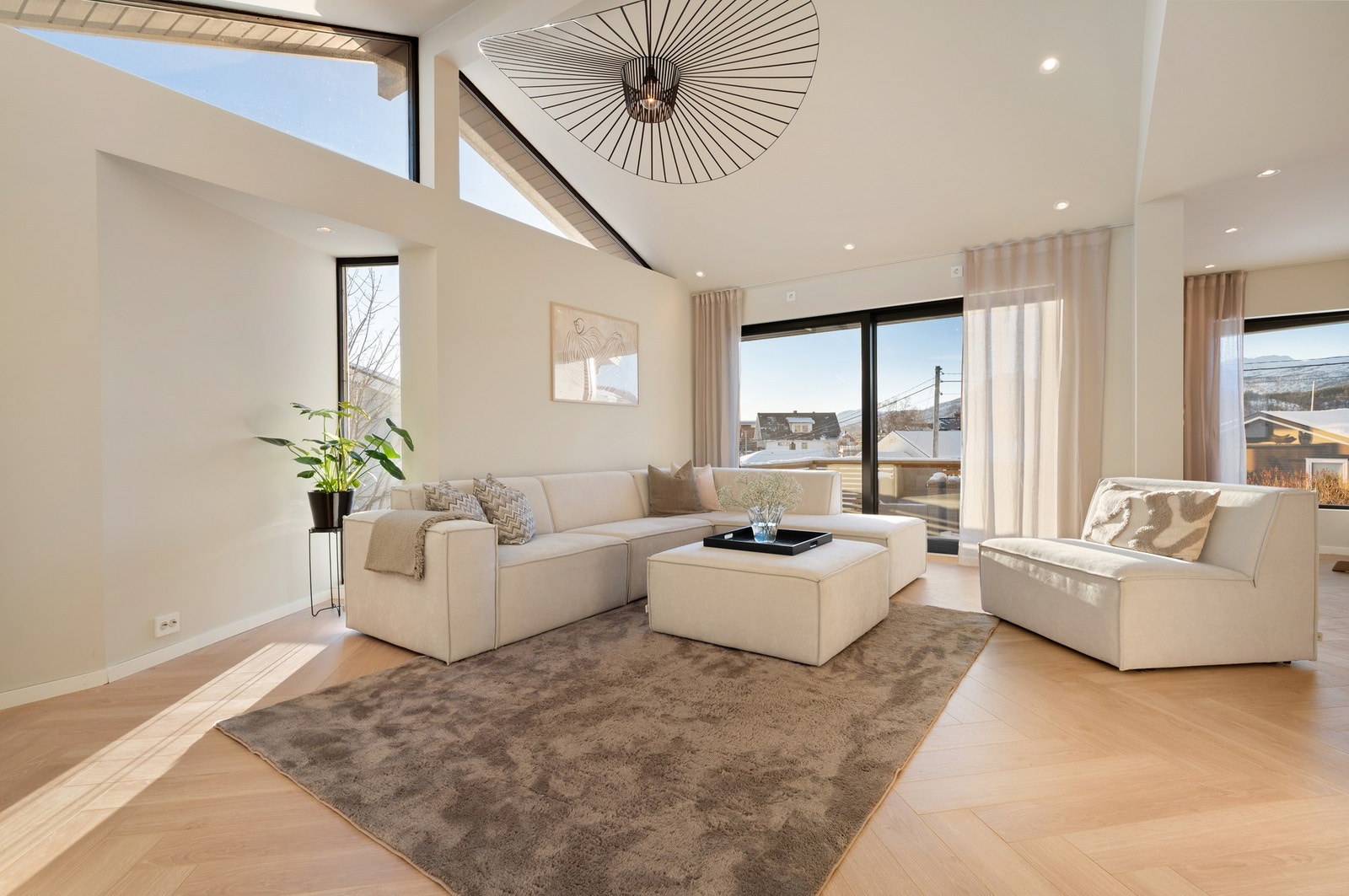 Rommets overflater i 1. etasje er oppgradert i nåværende eiers tid og gir et moderne uttrykk Galleribilde