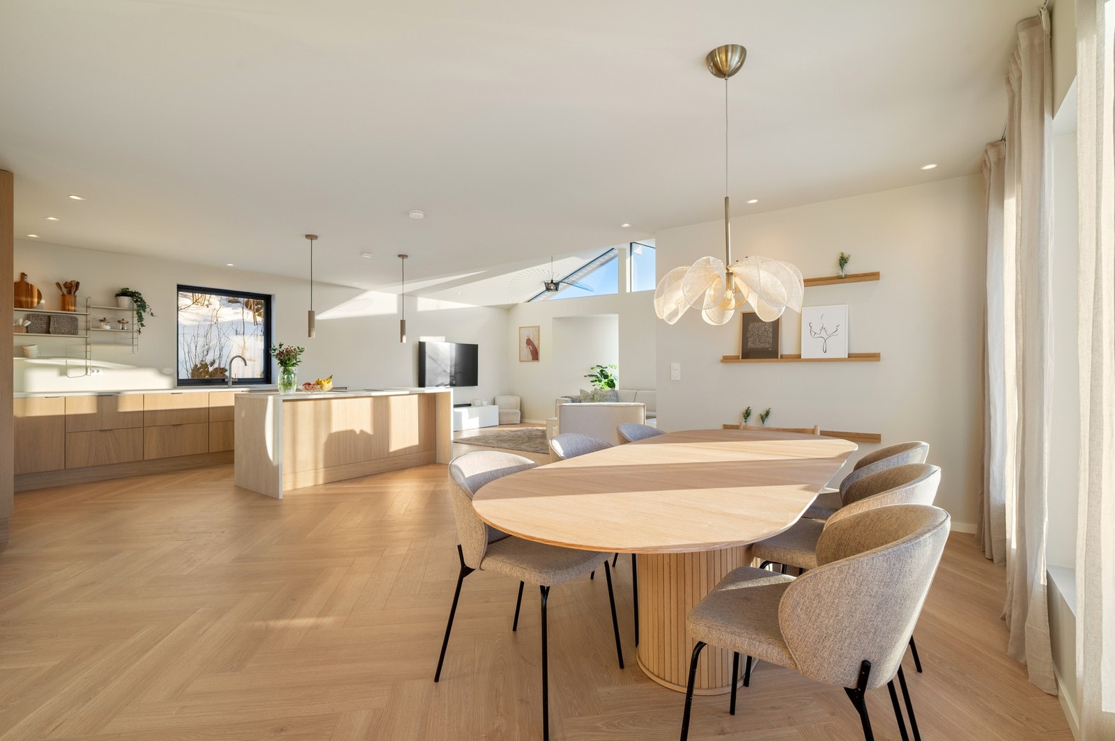 En innbydende spisesone med plass til både hverdagsmåltider og selskap Galleribilde