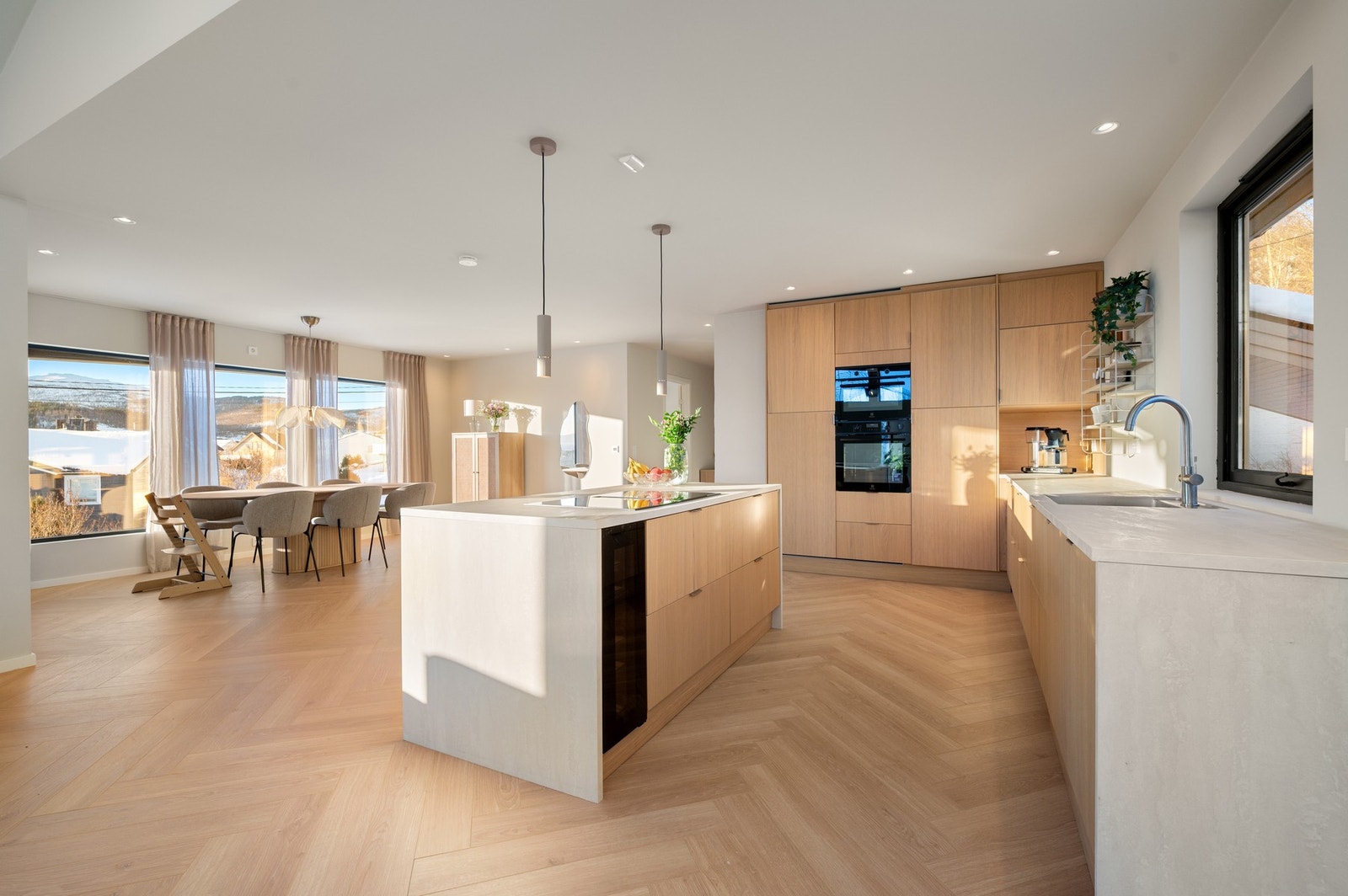 En oppgradert enebolig over to etasjer med utleiedel, sentral beliggenhet og gode solforhold Galleribilde