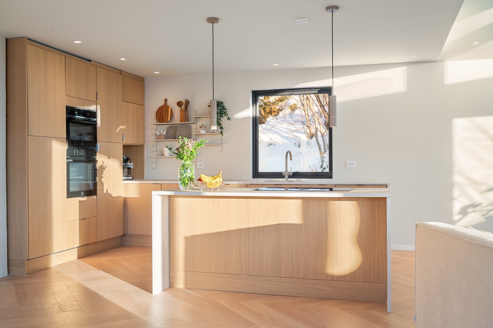 Integrerte hvitevarer og underlimt vask gir en sømløs og eksklusiv helhet Galleribilde